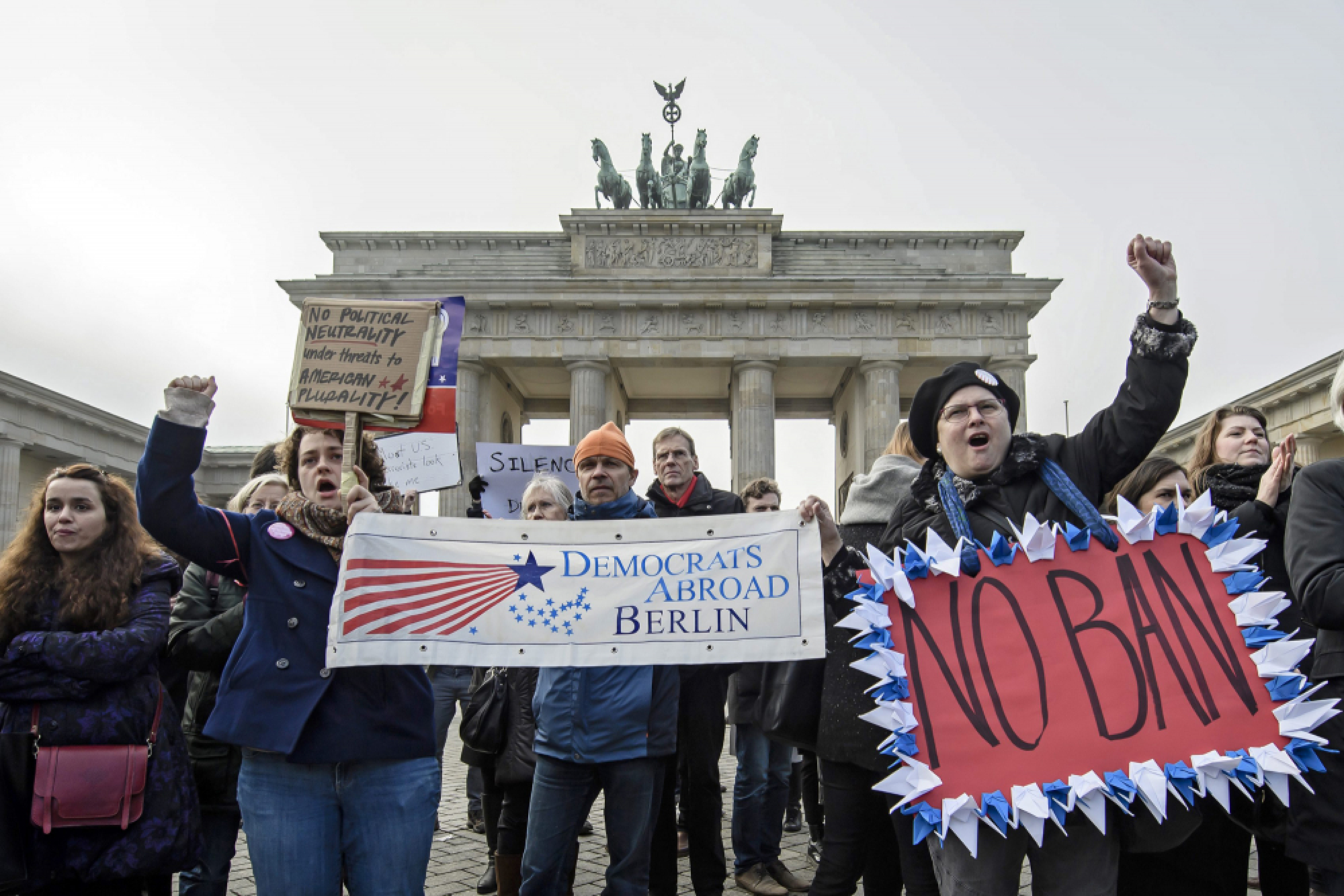 Thousands protest in US, Europe over Trump travel ban