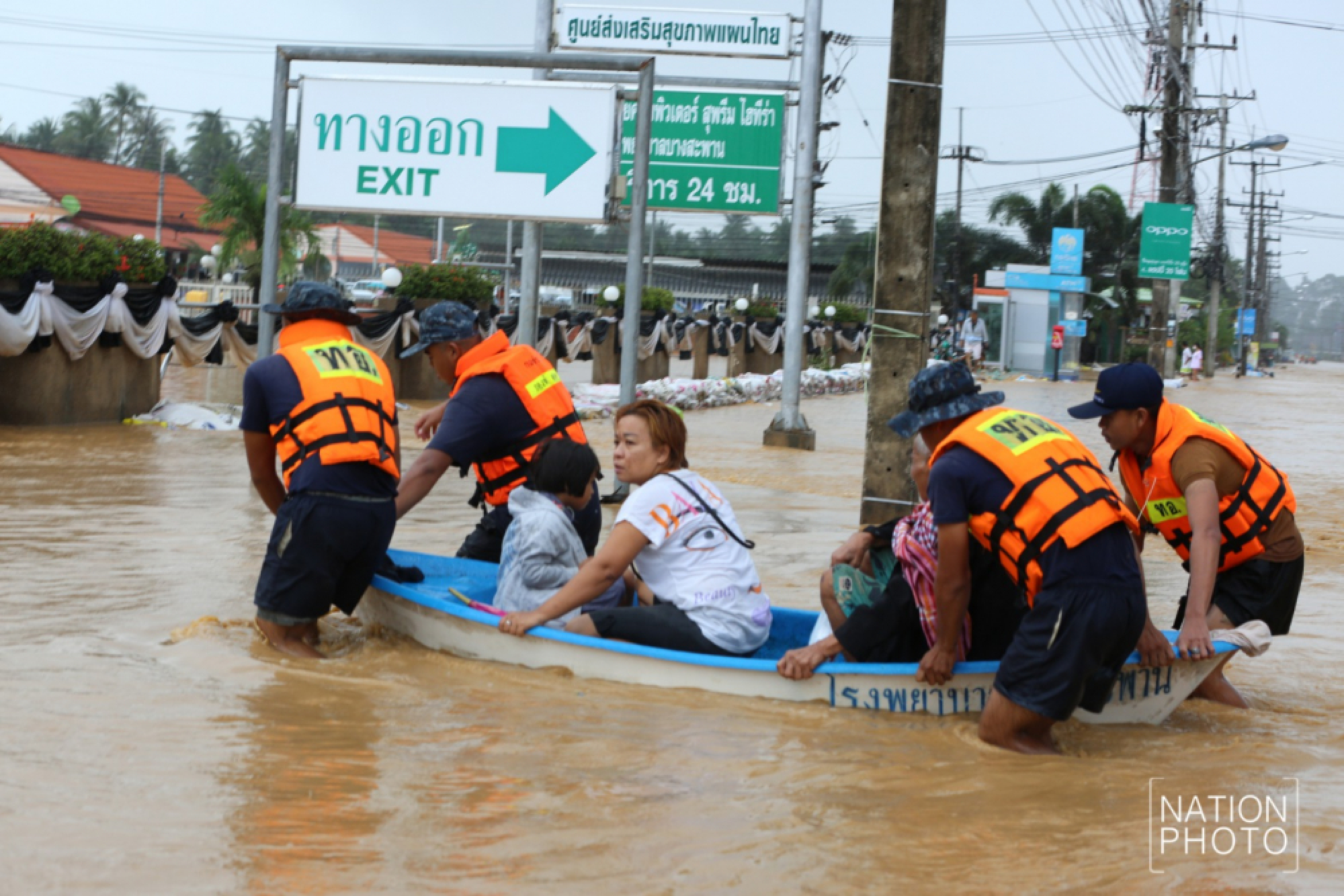 Bang Saphan hospital hit by flash floods late Monday night