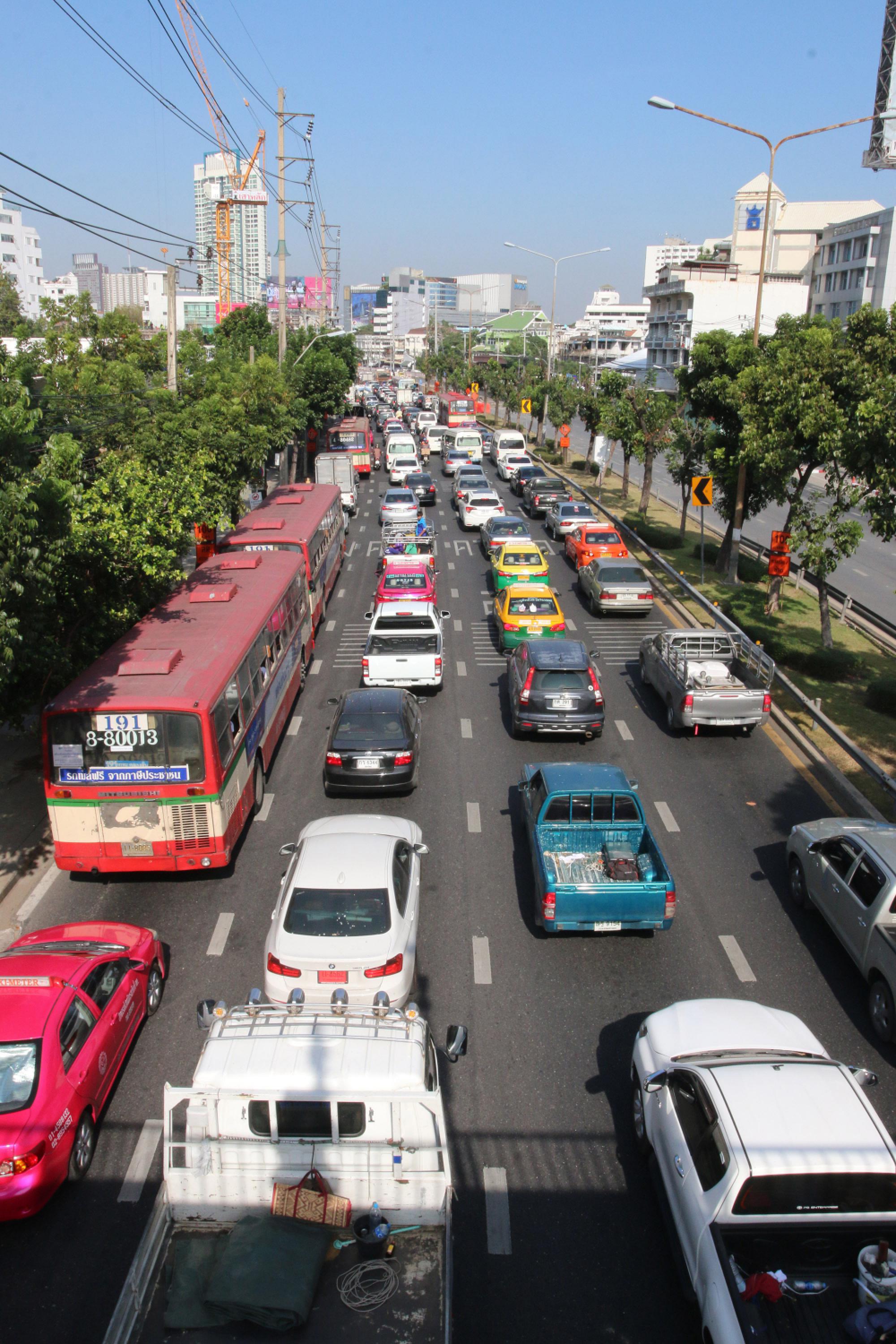Traffic chaos at Ratchayothin Intersection