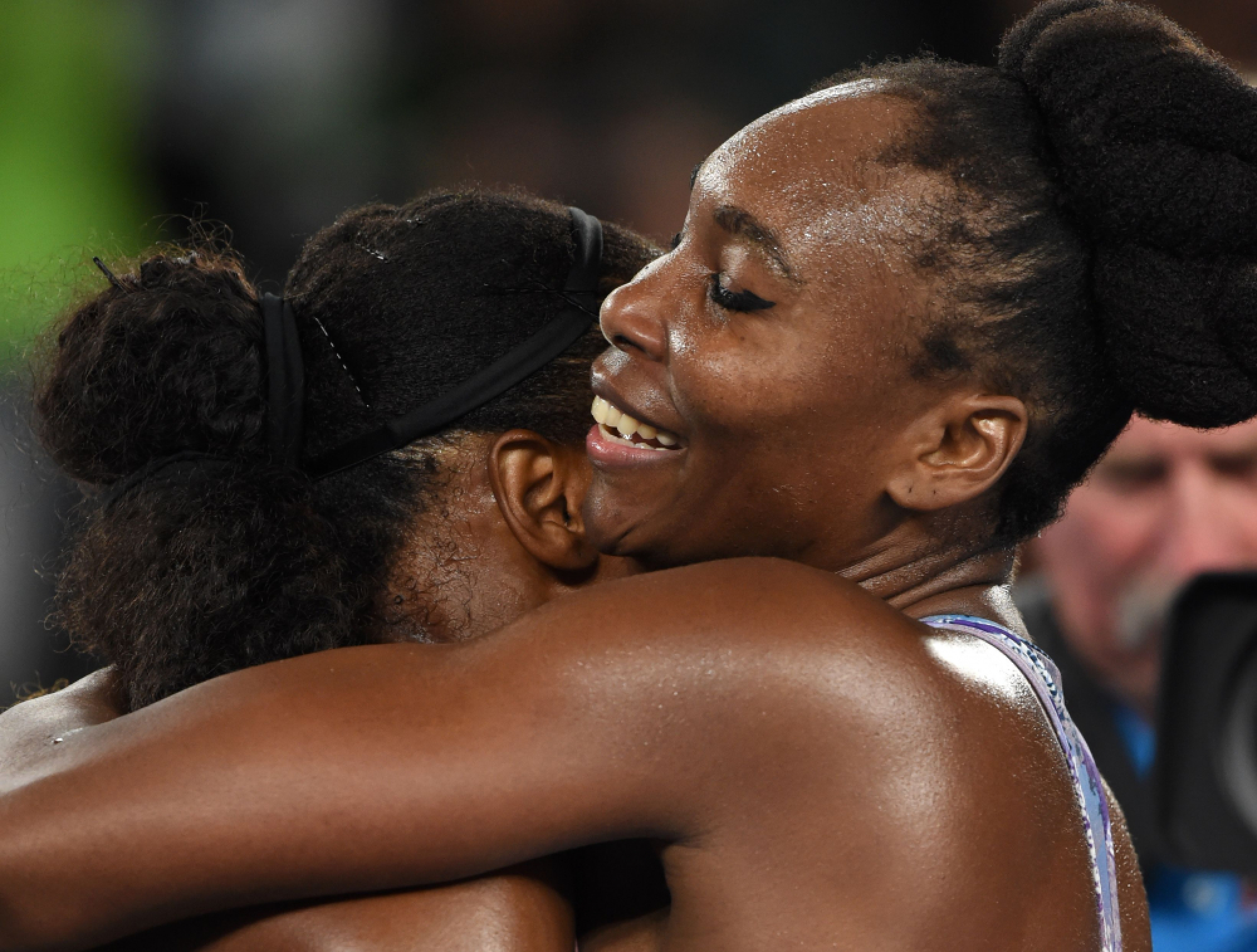 Serena beats Venus to set new Slams record