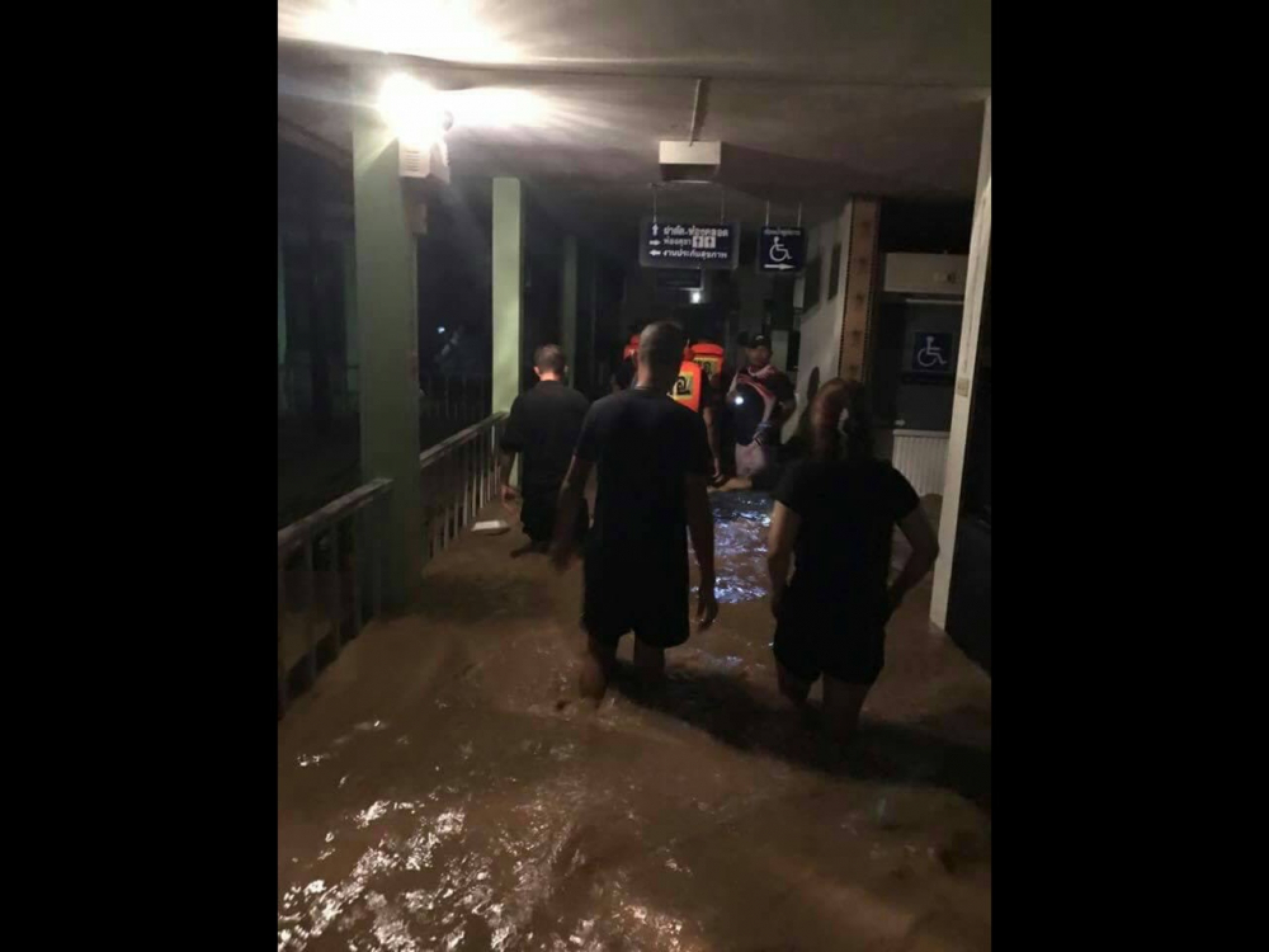 Main road to South in Bang Saphan inundated