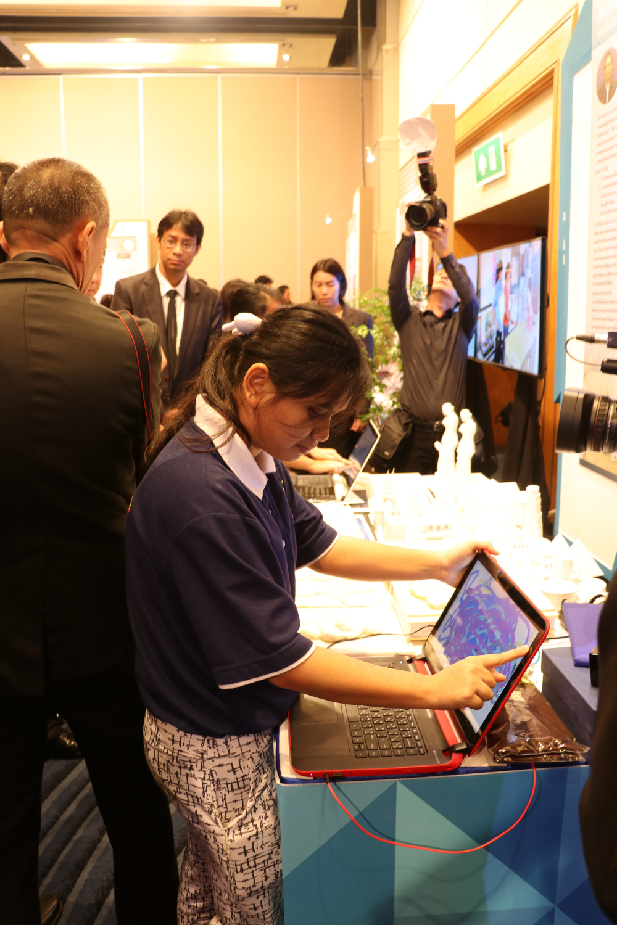 How blind students can "see" art