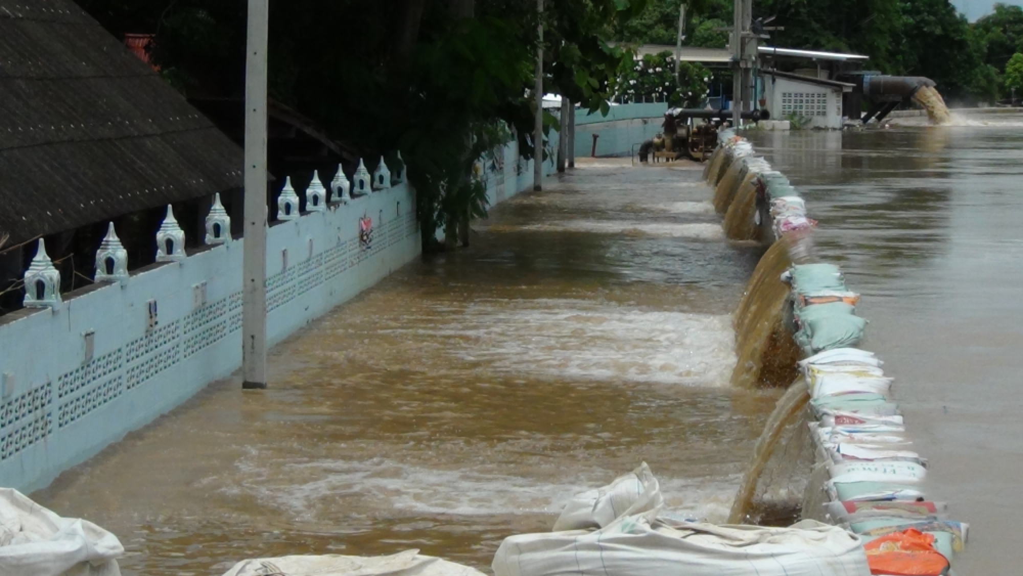 Market flooded as Muang dam bursts