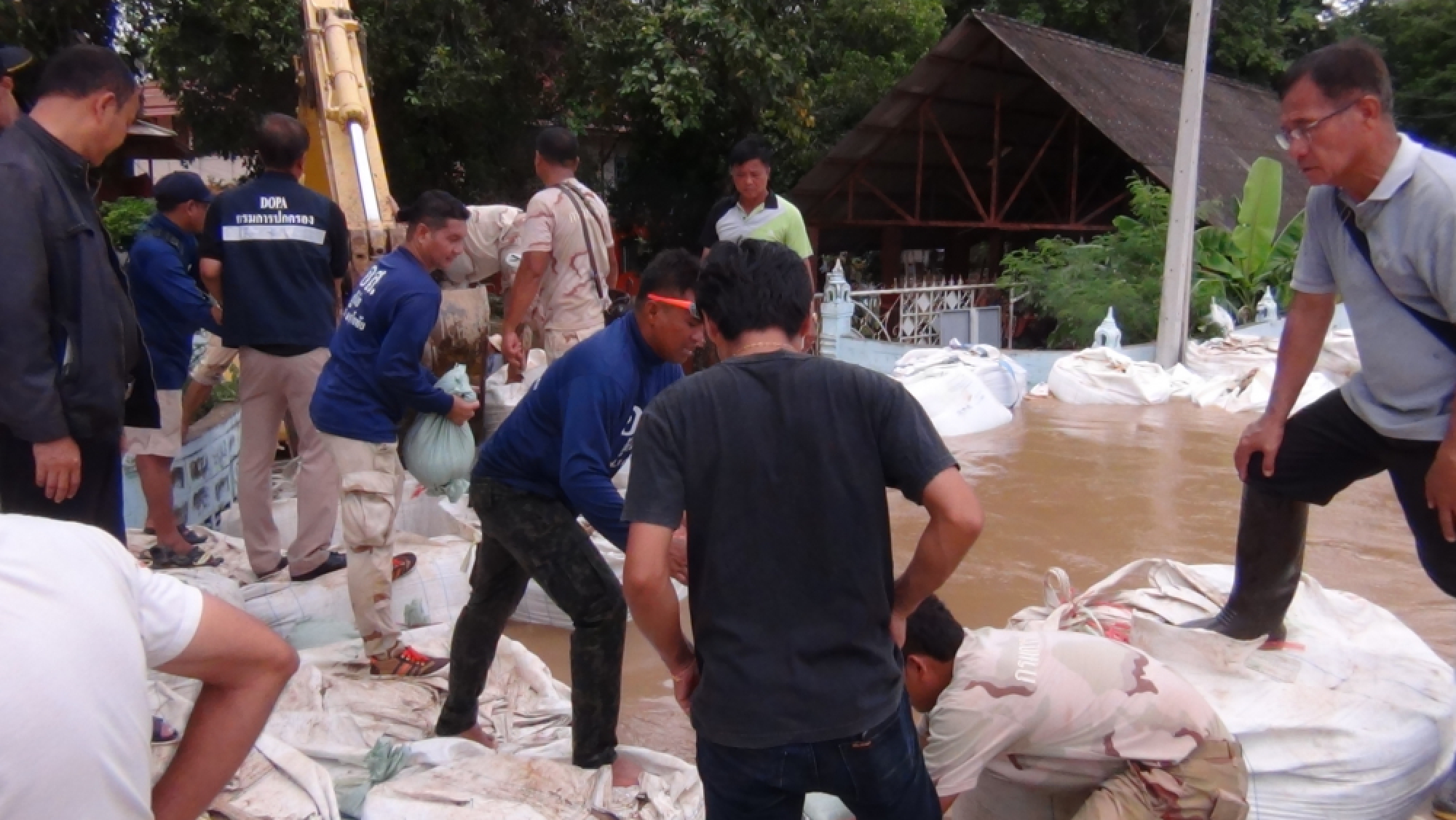 Market flooded as Muang dam bursts