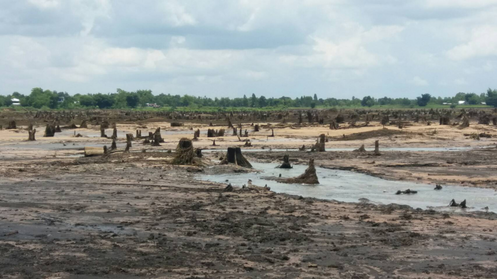 Flood victims brace for discharge as dykes threatened