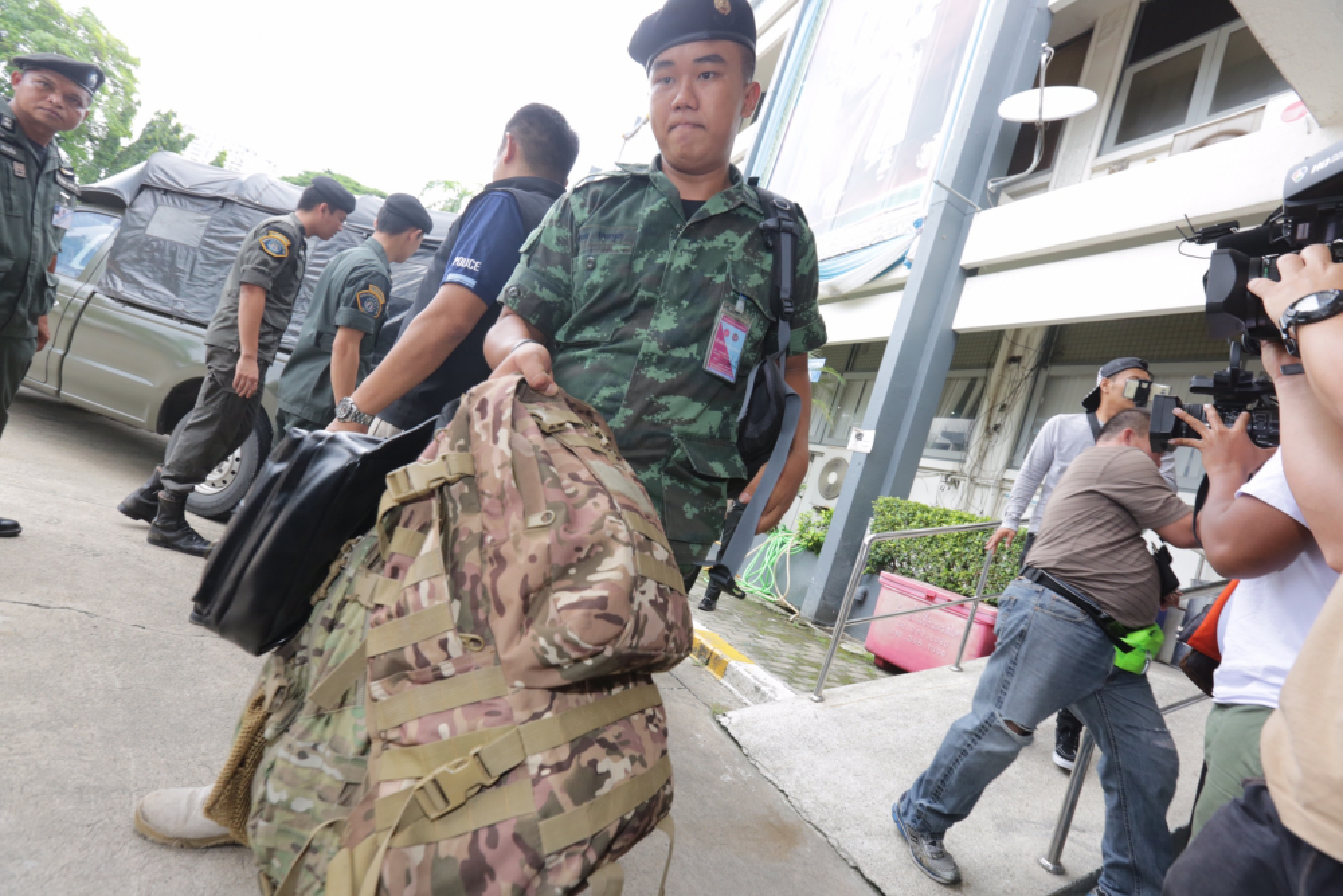 Army hands 10 weapons-sales suspects over to police