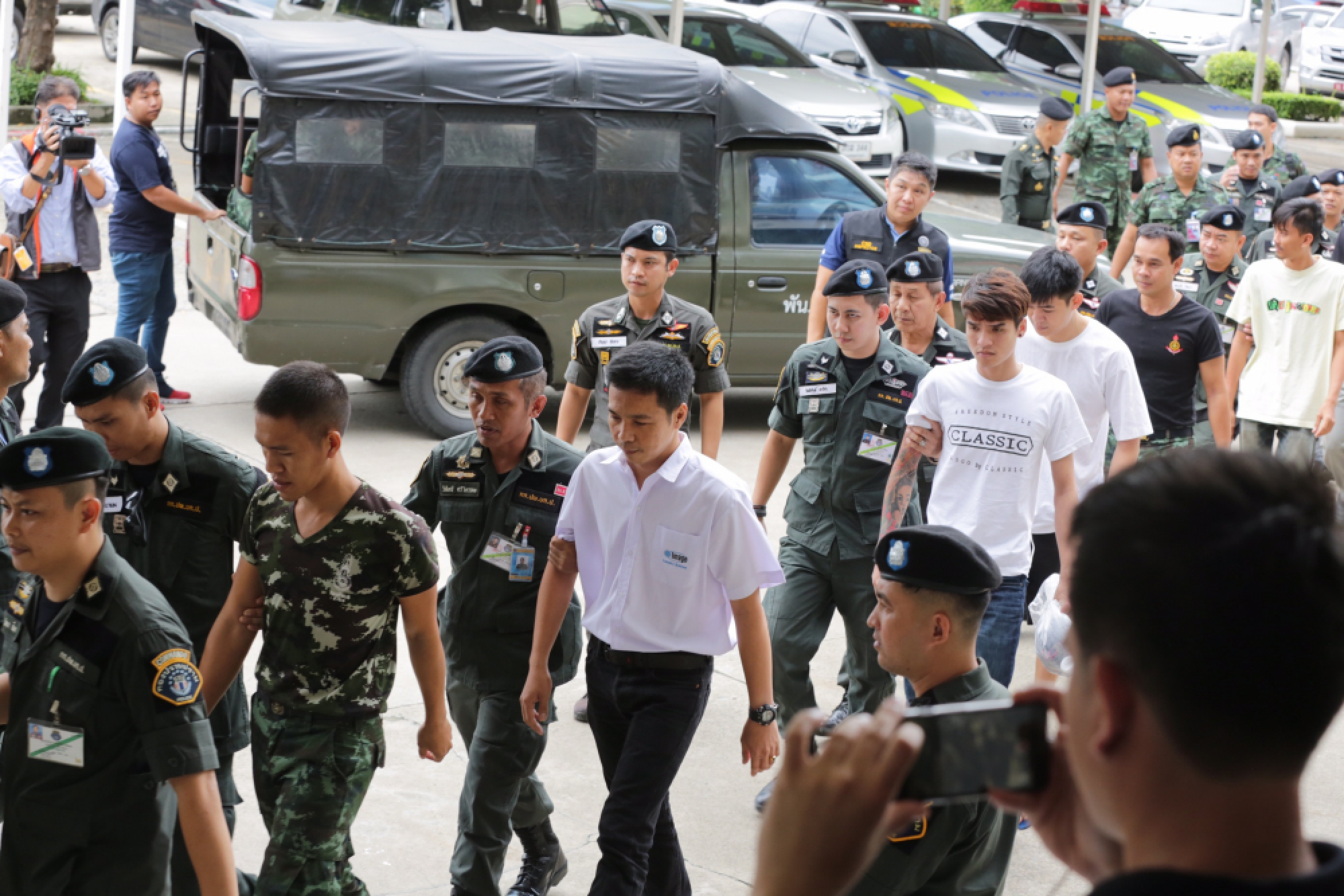 Army hands 10 weapons-sales suspects over to police