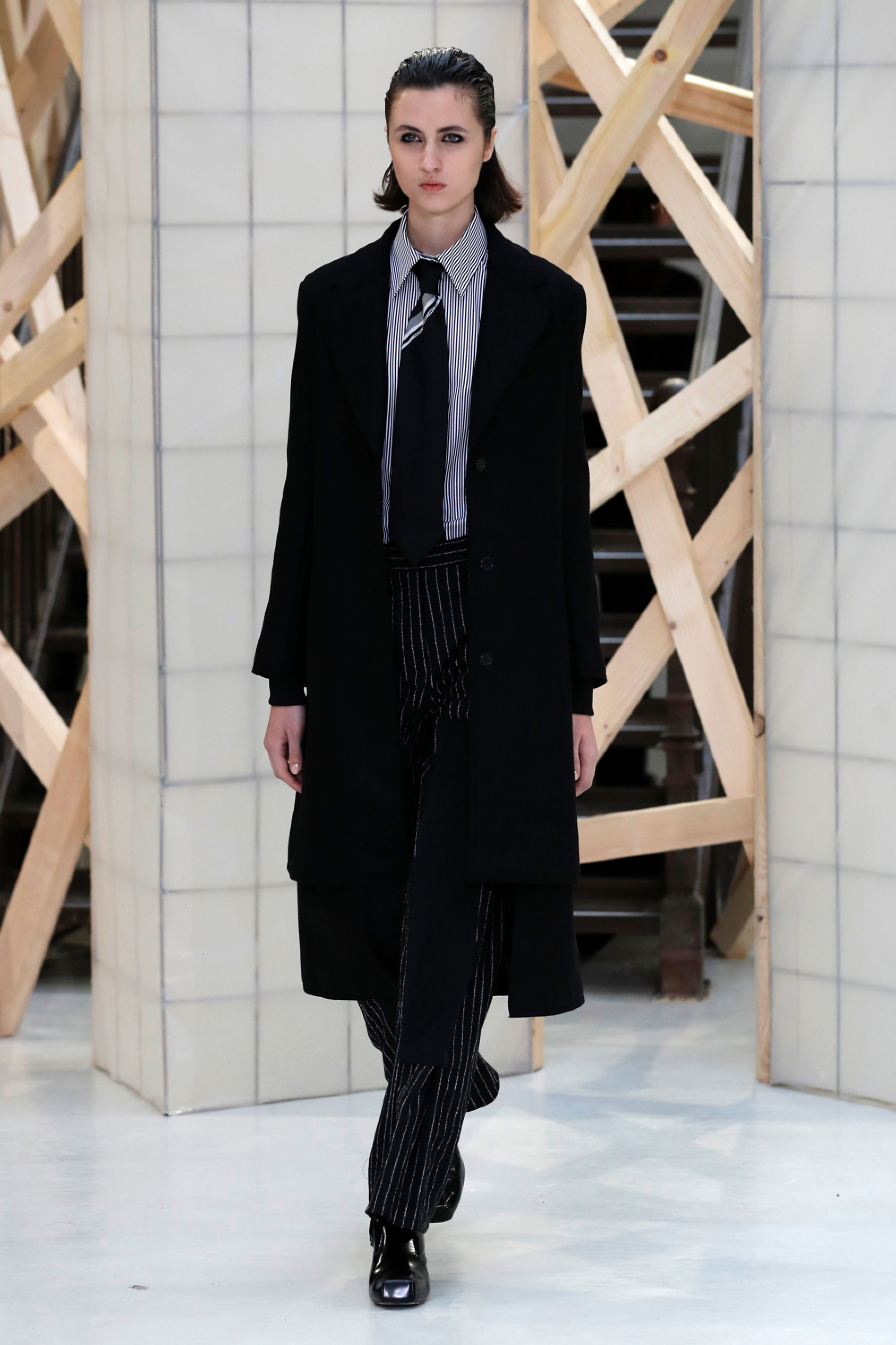    Women make grab for men's ties on Paris catwalk