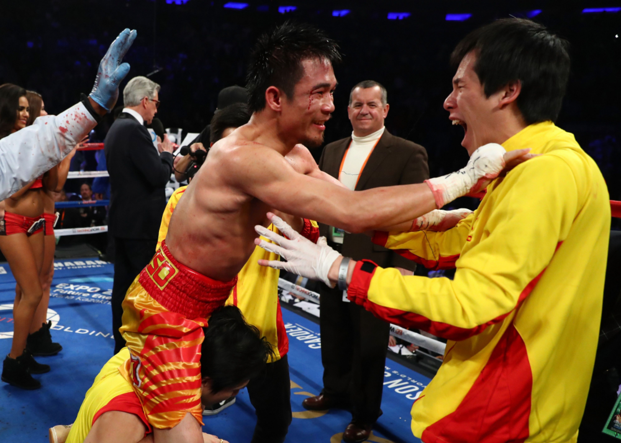 Former garbage collector defeats Gonzalez at Madison Square Garden 