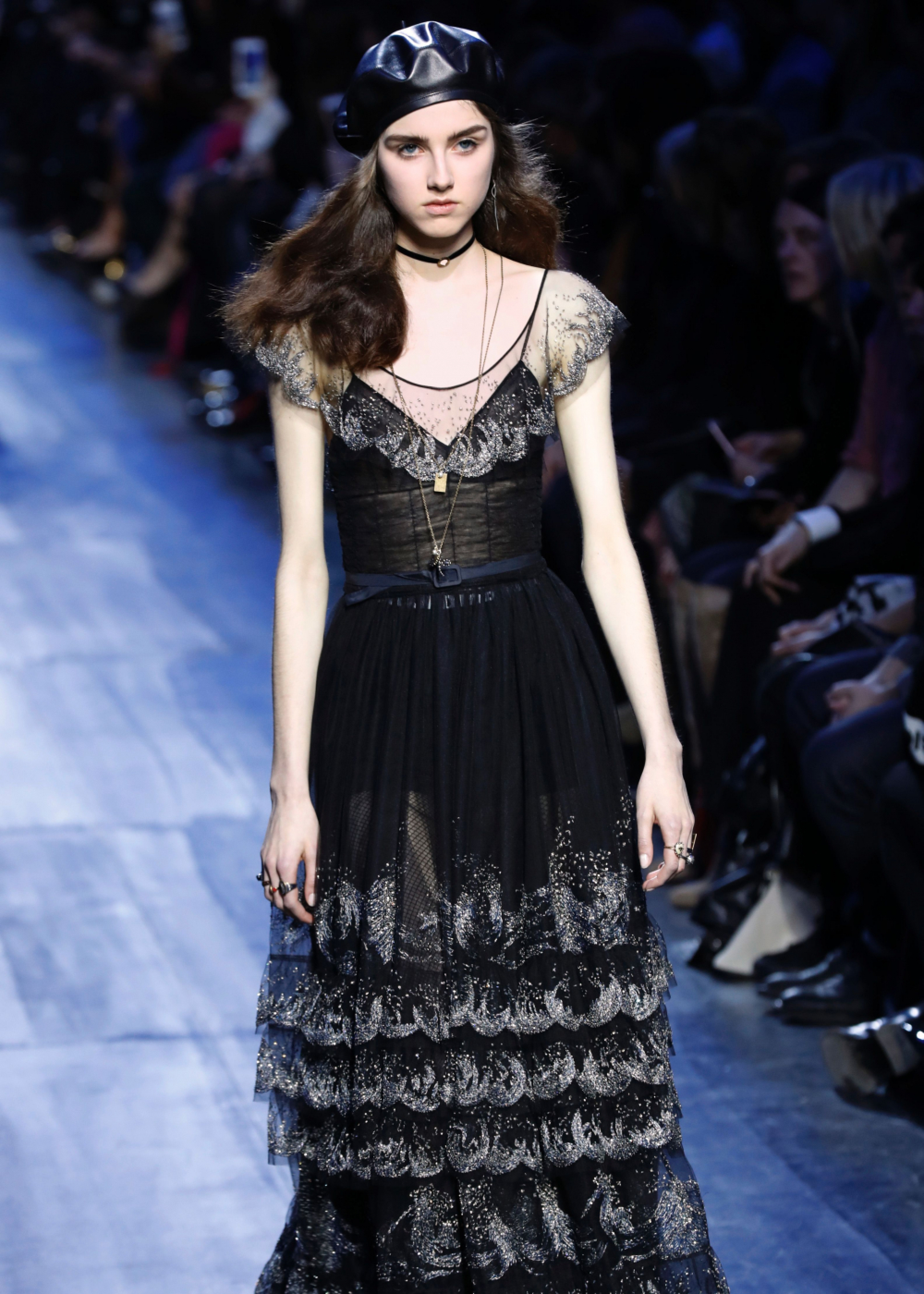 Dior in blue jeans raises the black beret of revolt