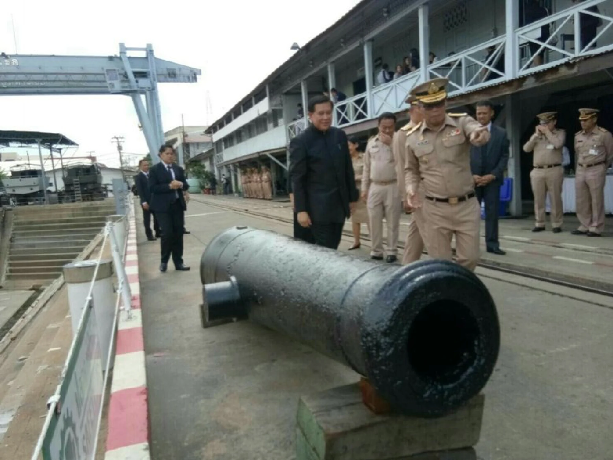 Navy allowed to keep, exhibit 12 old cannons