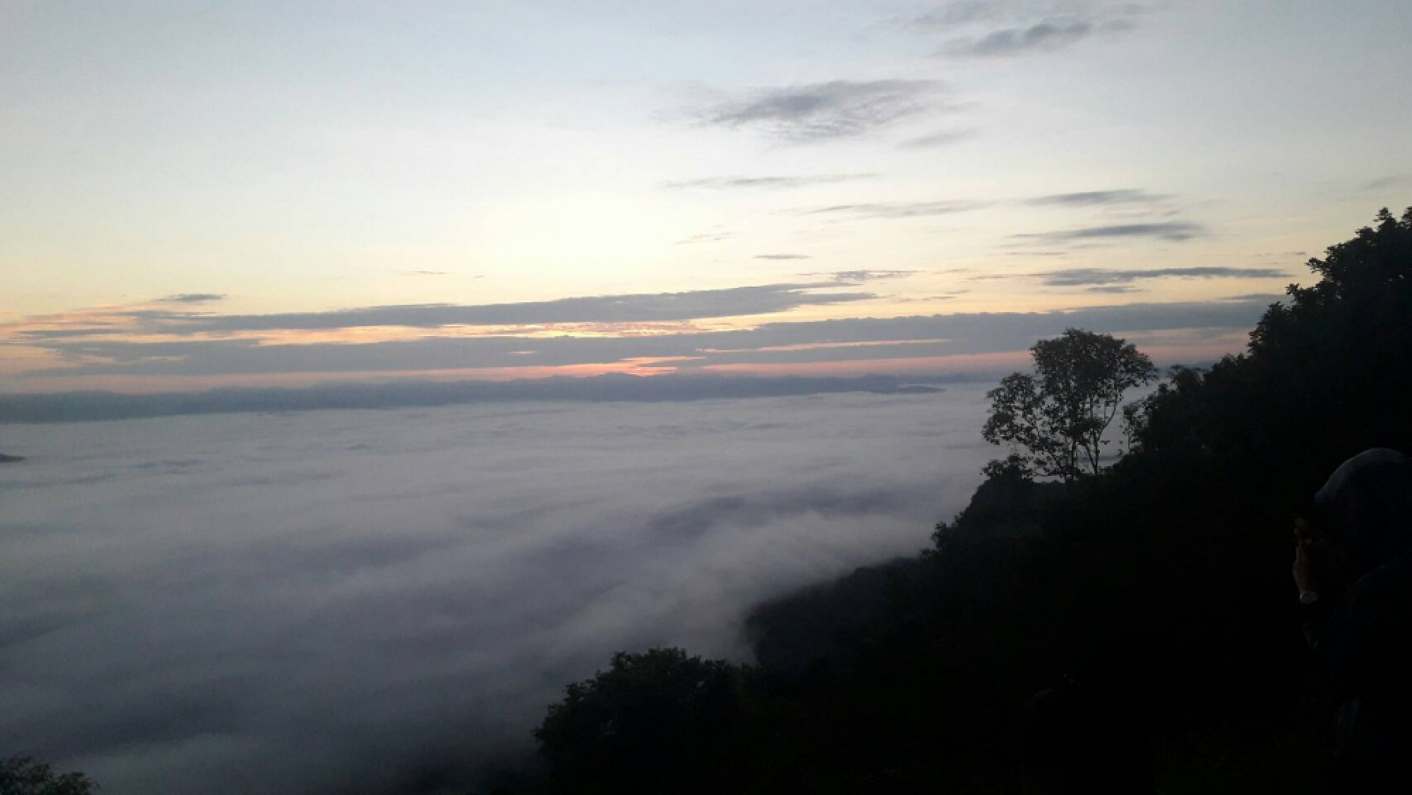 Tourists enjoy sea of mist at Doi Samer Dao in Nan