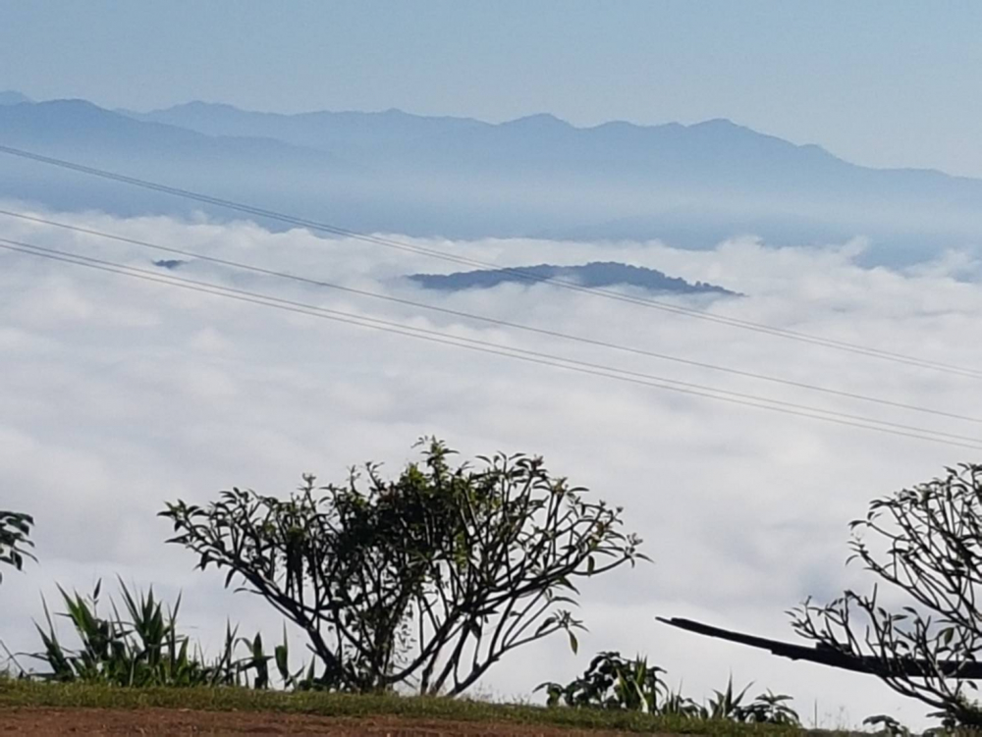 Tourists enjoy sea of mist at Doi Samer Dao in Nan