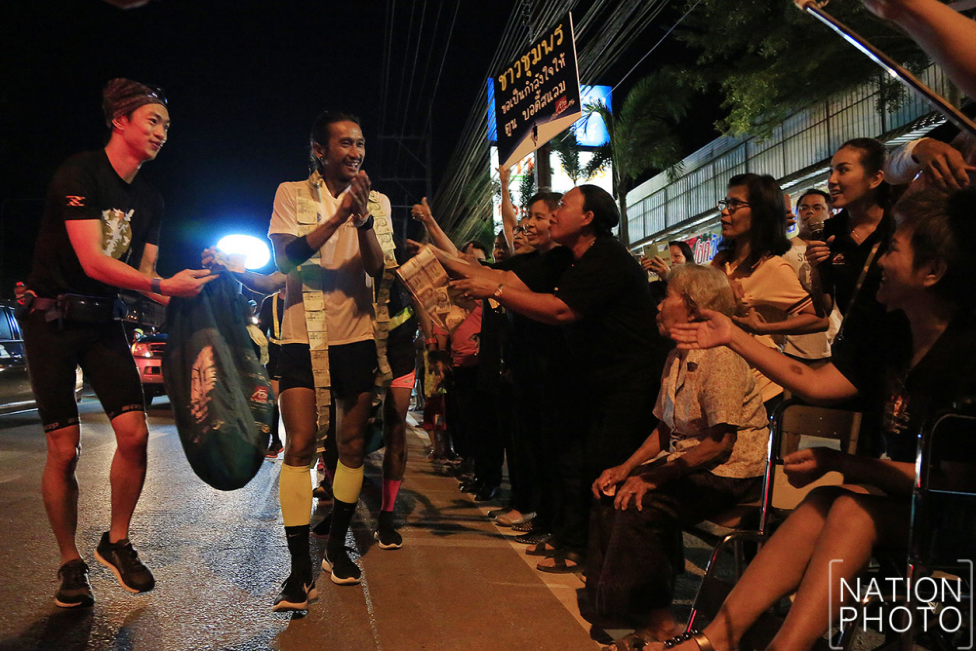 Singers join 'Toon' on Day 21 of charity run, as donations rise to Bt296m