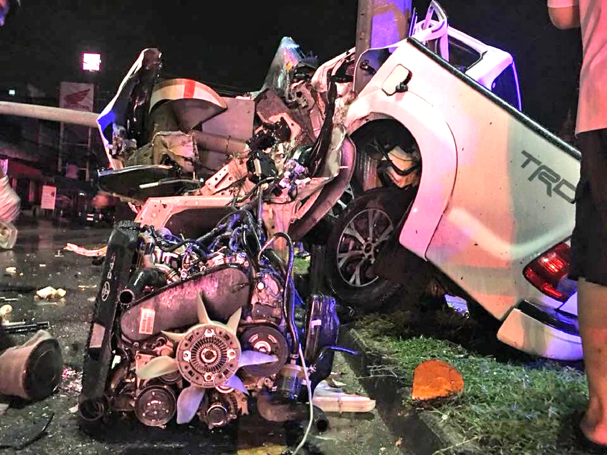 Driver dies as pick-up hits power pole