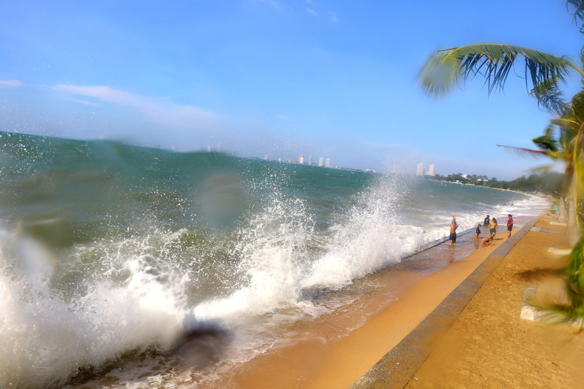 Flood disaster declared in 5 Trang districts amid closures
