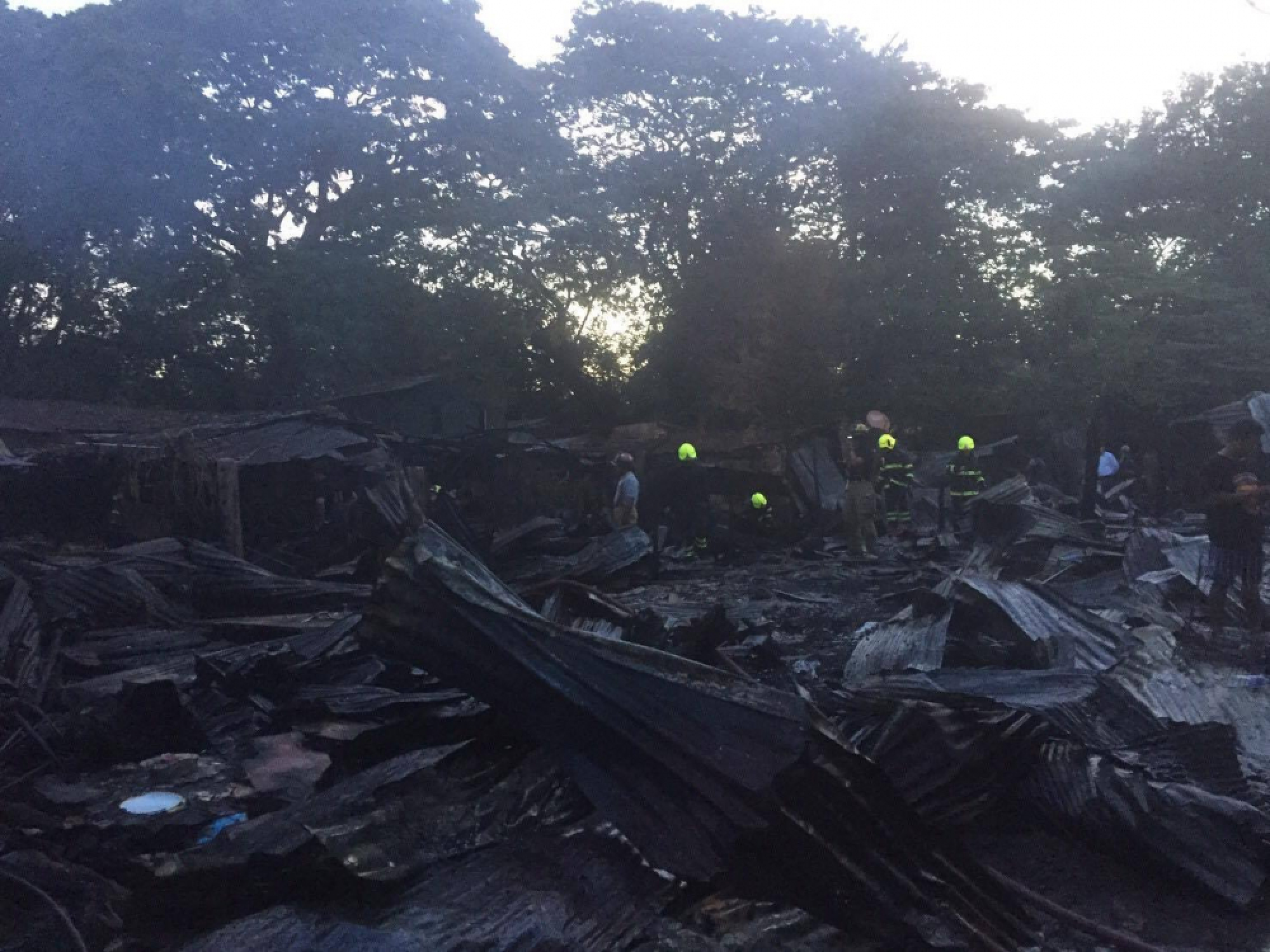 Fire destroys wooden houses in Bang Sue