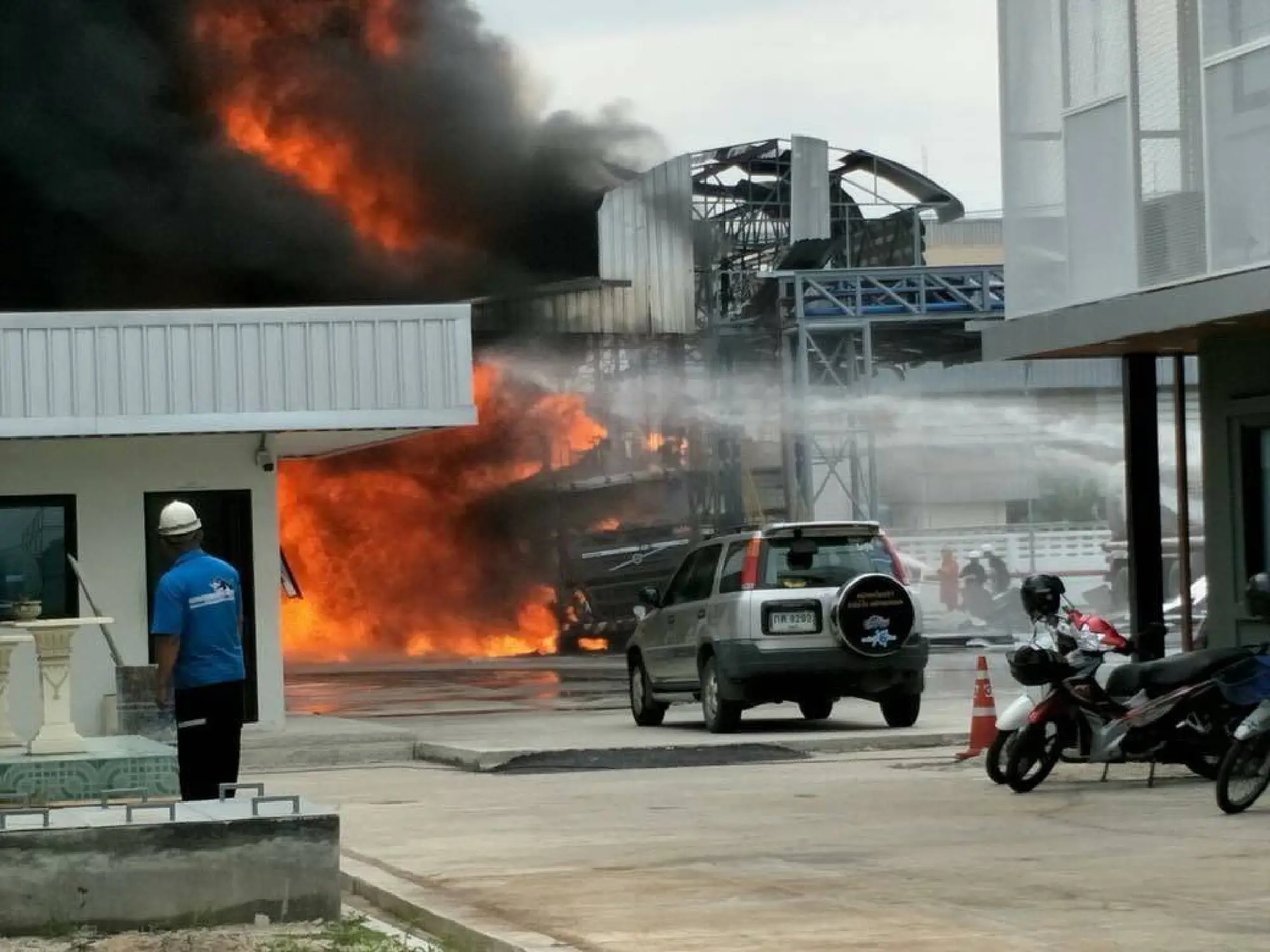 Three injured in oil tanker explosion in Chon Buri