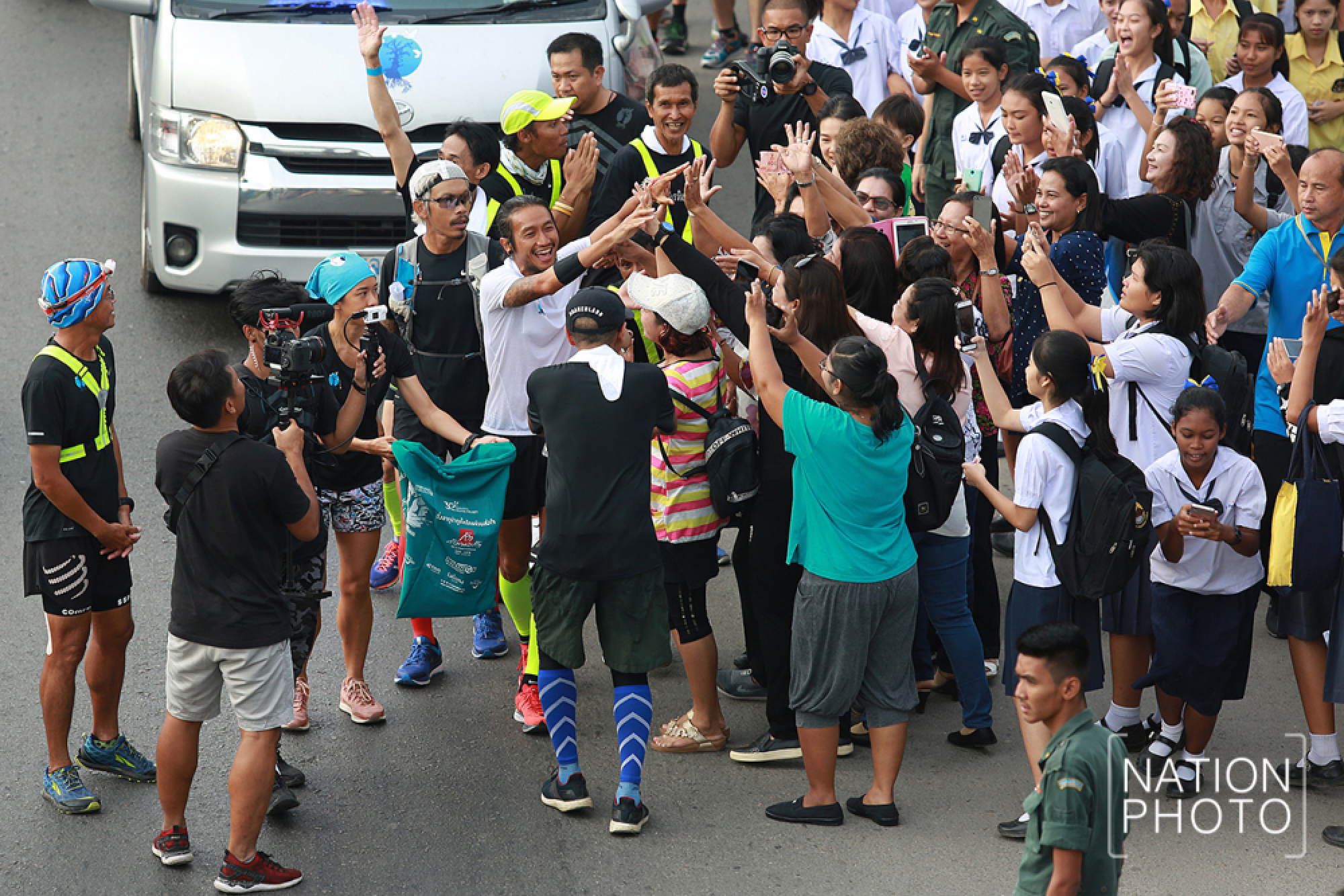 Toon appears tired on Tuesday morning as fans disrupt his pace