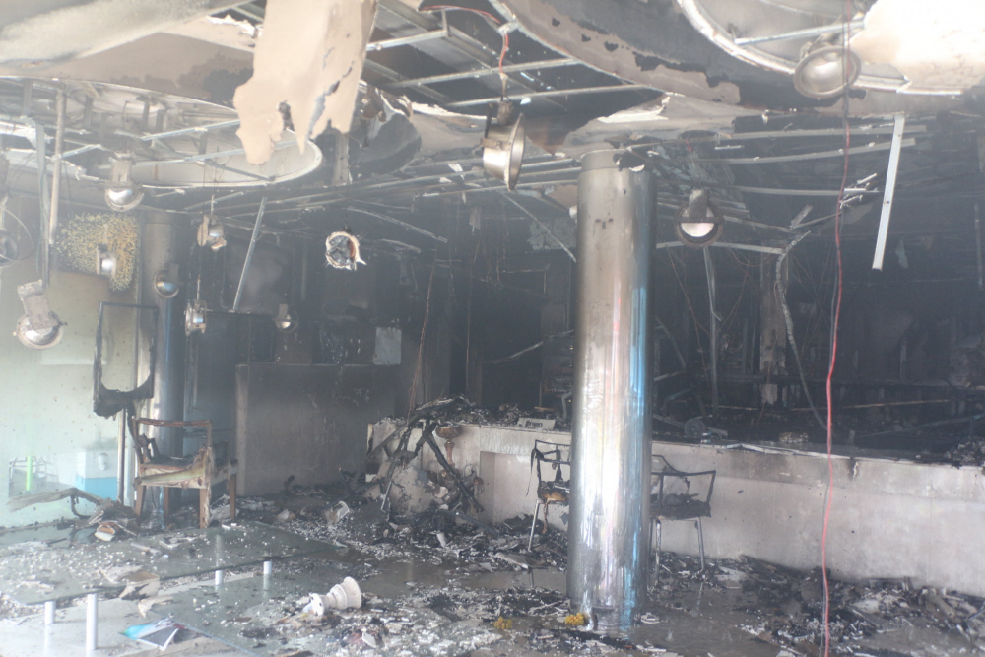 Five fire engines douse salon fire in Pathum Thani