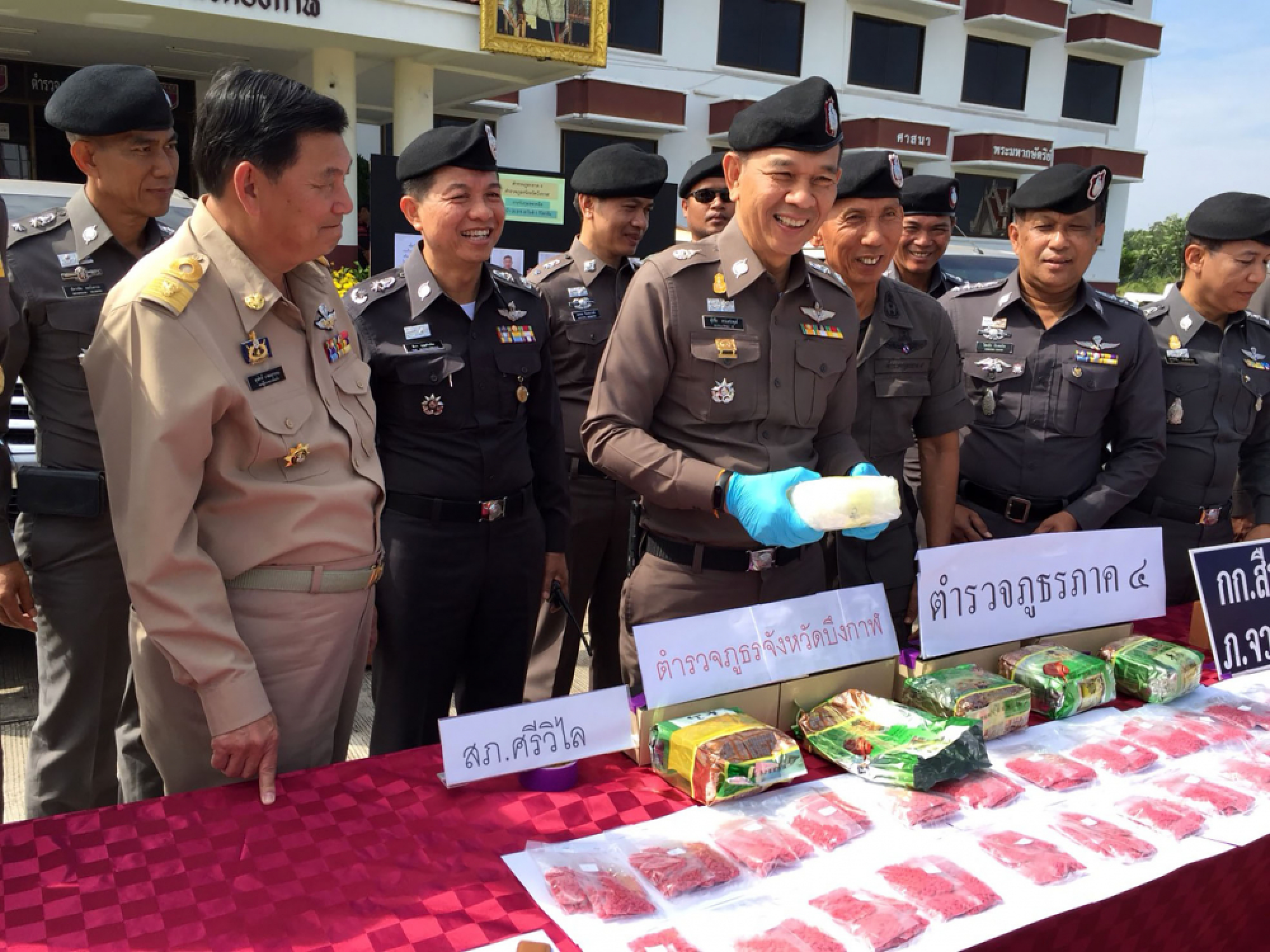 Couple arrested for selling drugs