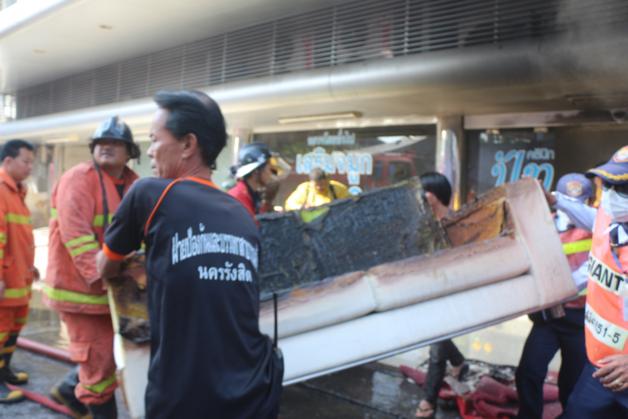 Five fire engines douse salon fire in Pathum Thani