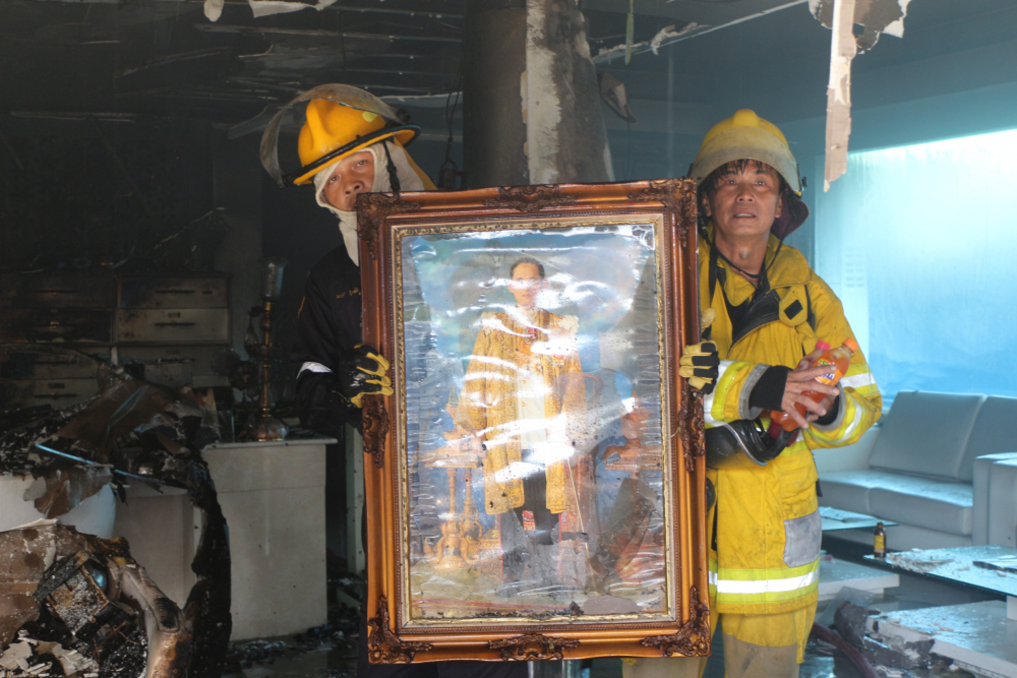 Five fire engines douse salon fire in Pathum Thani