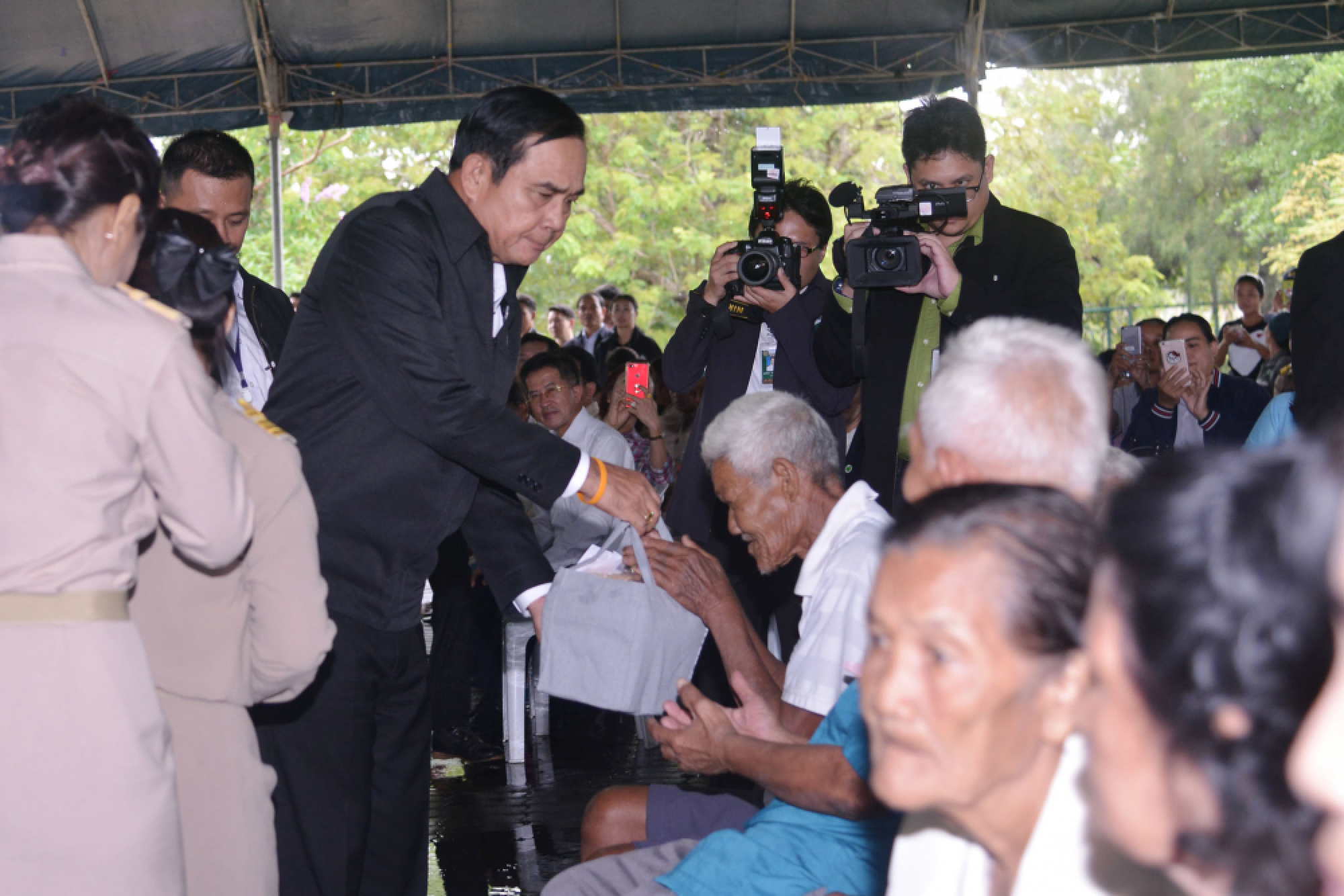 PM in South  in bid to help tackle floods