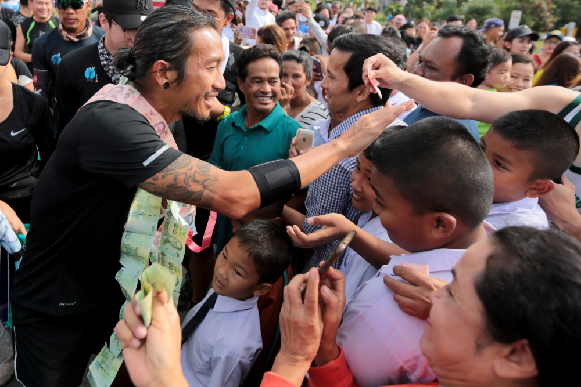 Rock star’s epic charity run takes Facebook by storm as fans update profiles to show support