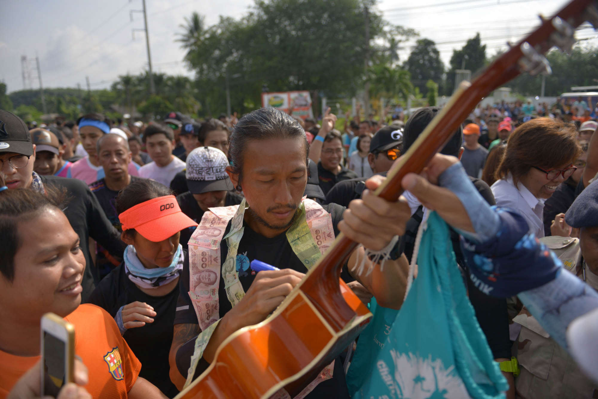 Rock star’s epic charity run takes Facebook by storm as fans update profiles to show support