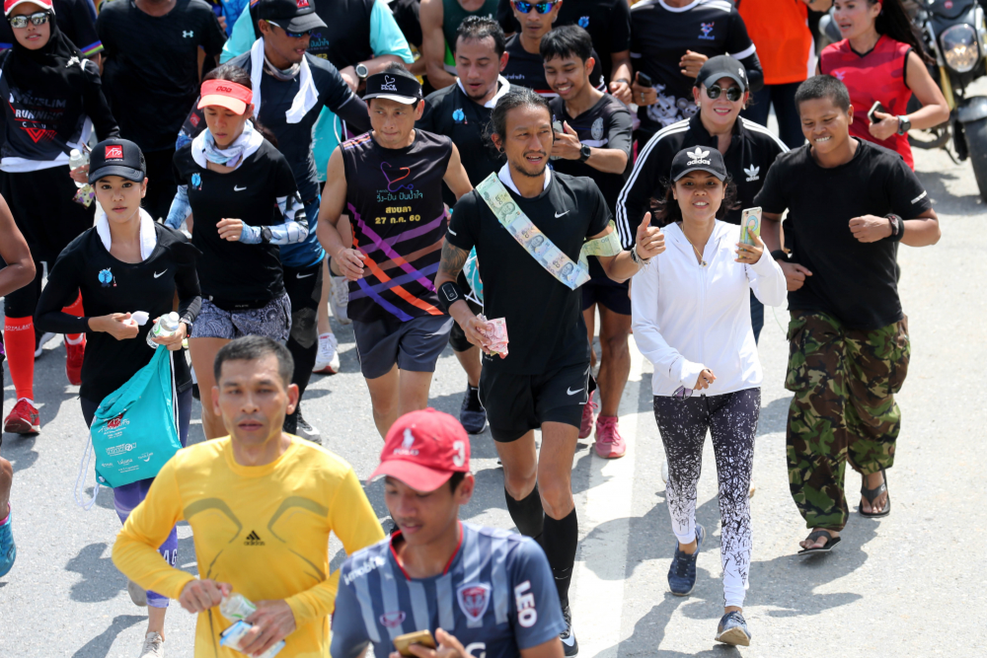 Rock star’s epic charity run takes Facebook by storm as fans update profiles to show support