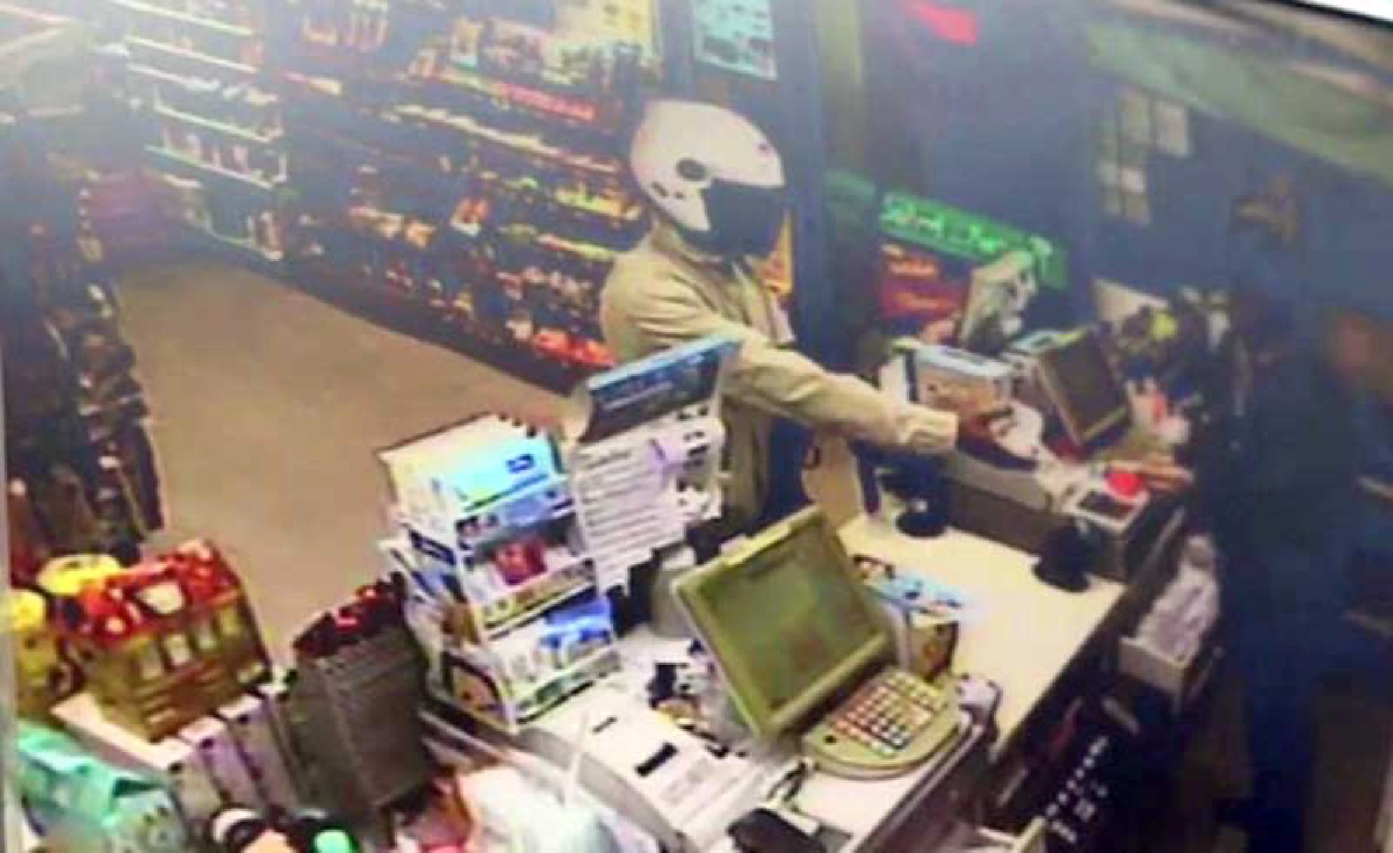 Armed robber flees with Bt1,000 from 7-Eleven in Bangkok