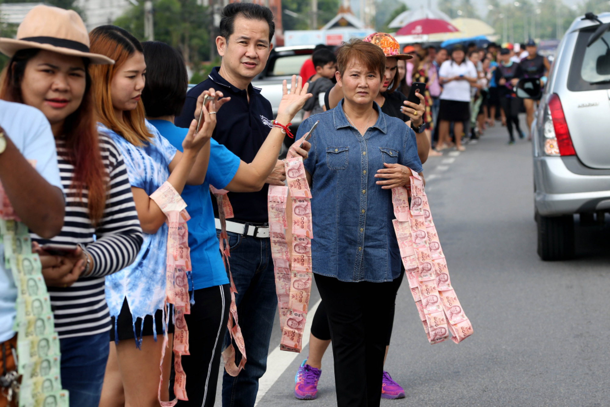 Rock star’s epic charity run takes Facebook by storm as fans update profiles to show support