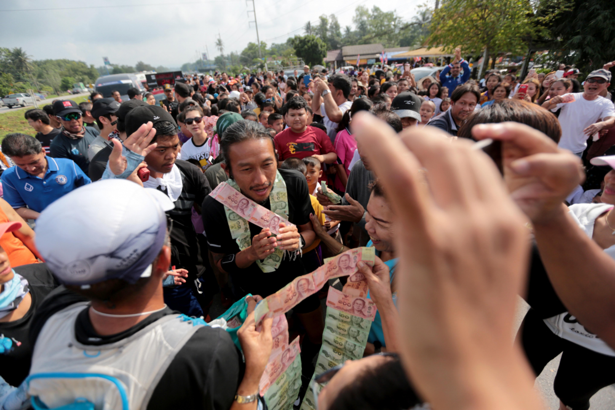 Rock star’s epic charity run takes Facebook by storm as fans update profiles to show support