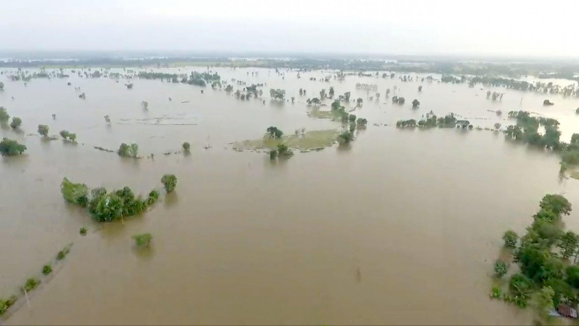 Army helps rebuild dike to save villages from flooding