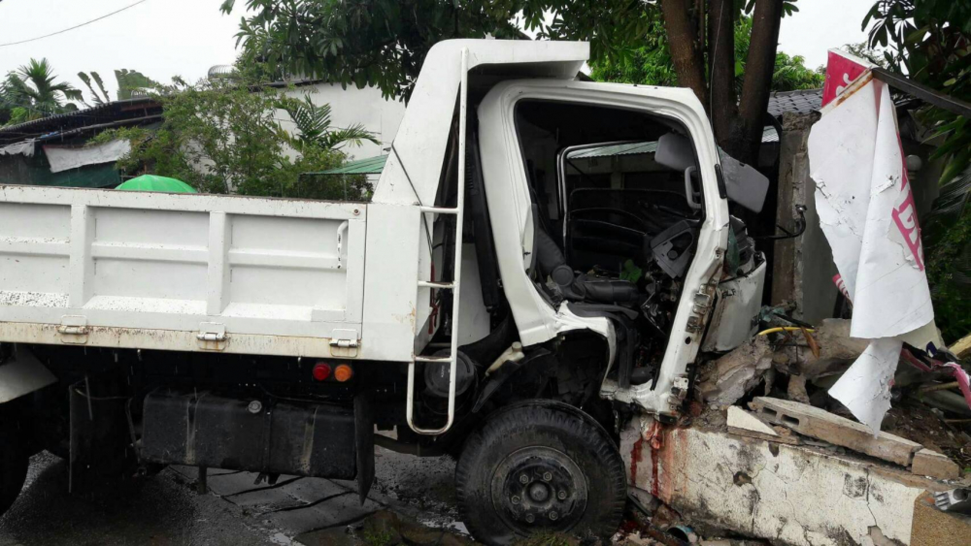 Two killed, one injured as truck crashes into house’s fence in Chiang Mai