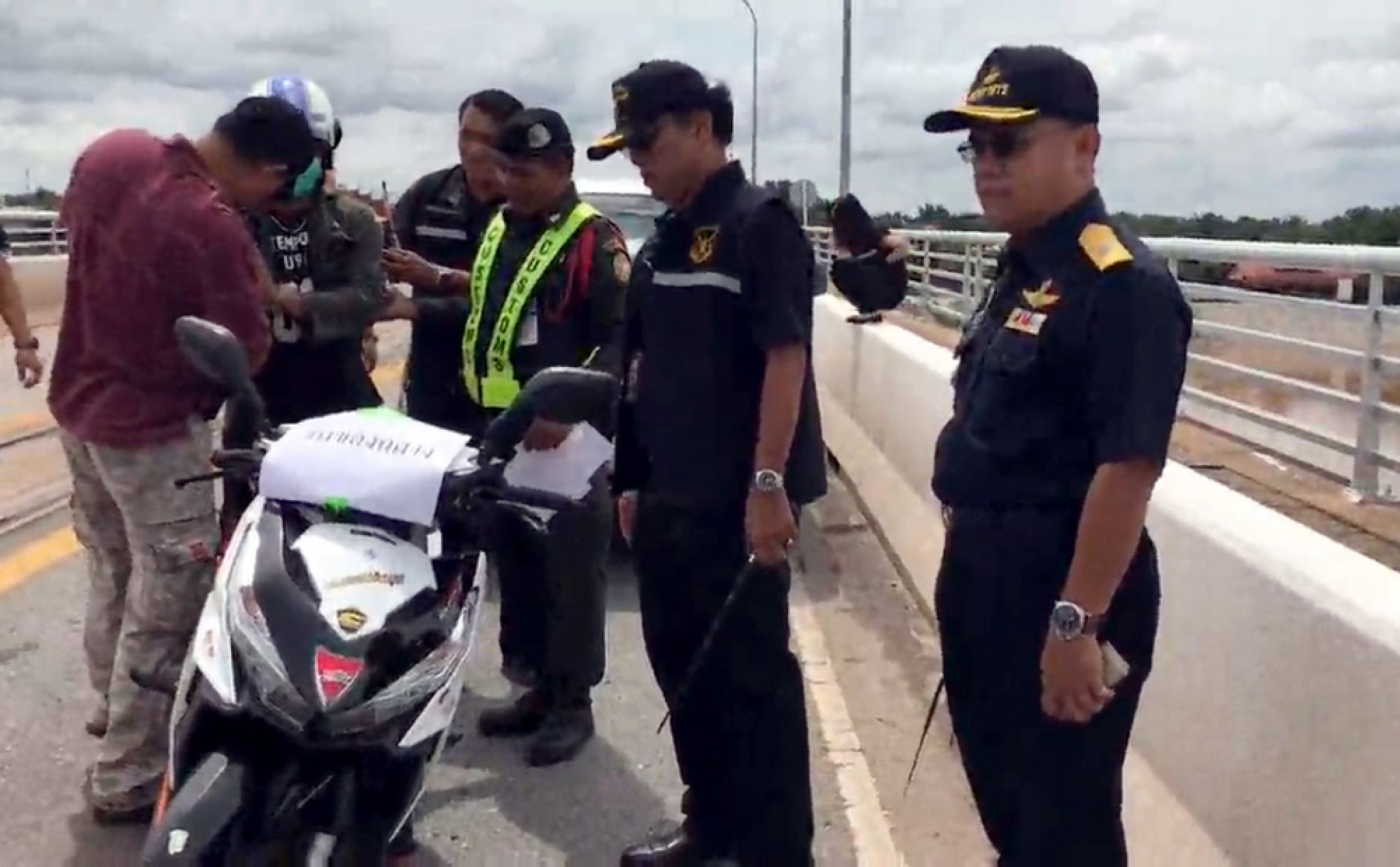 Lao man arrested for trying to escape across border with motorcycle