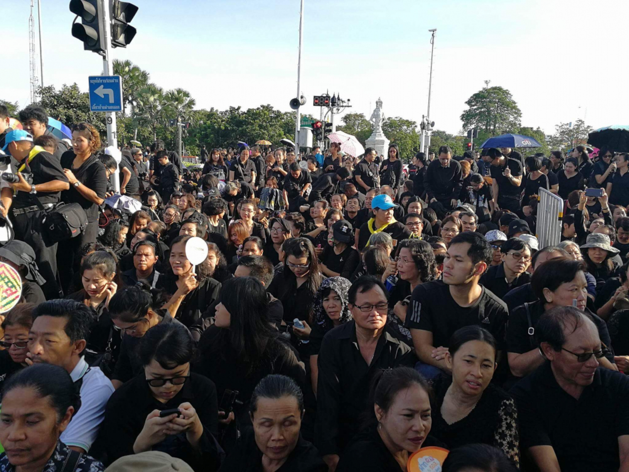Thousands turn up for royal procession rehearsal