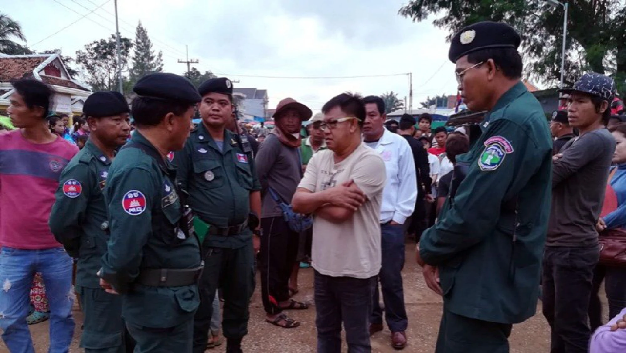 Cambodian produce vendors block Sa Kaew crossing