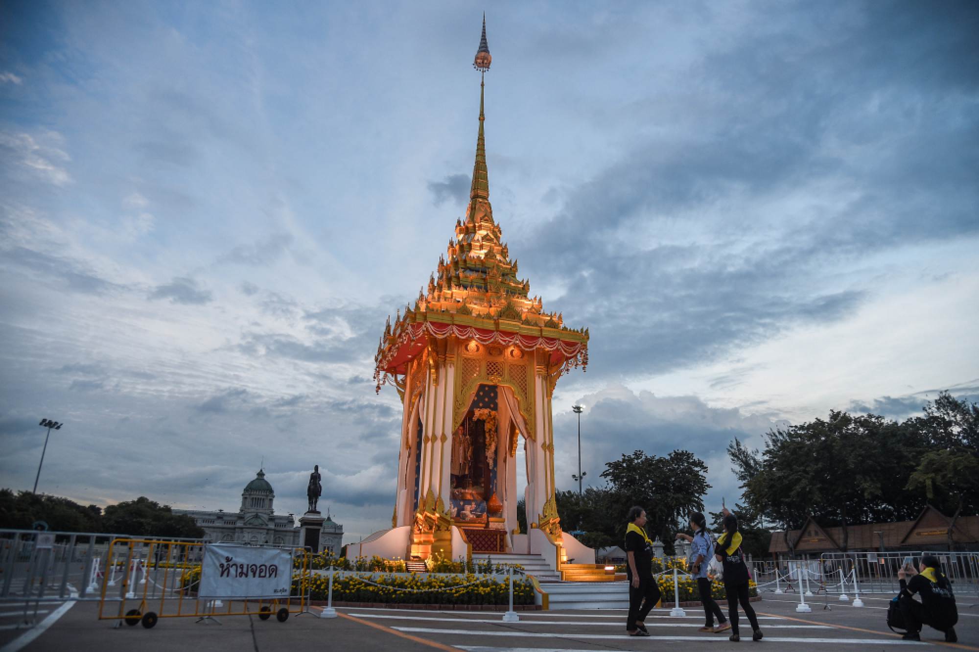 Replicas of Royal Crematorium ready for final public tribute to late King