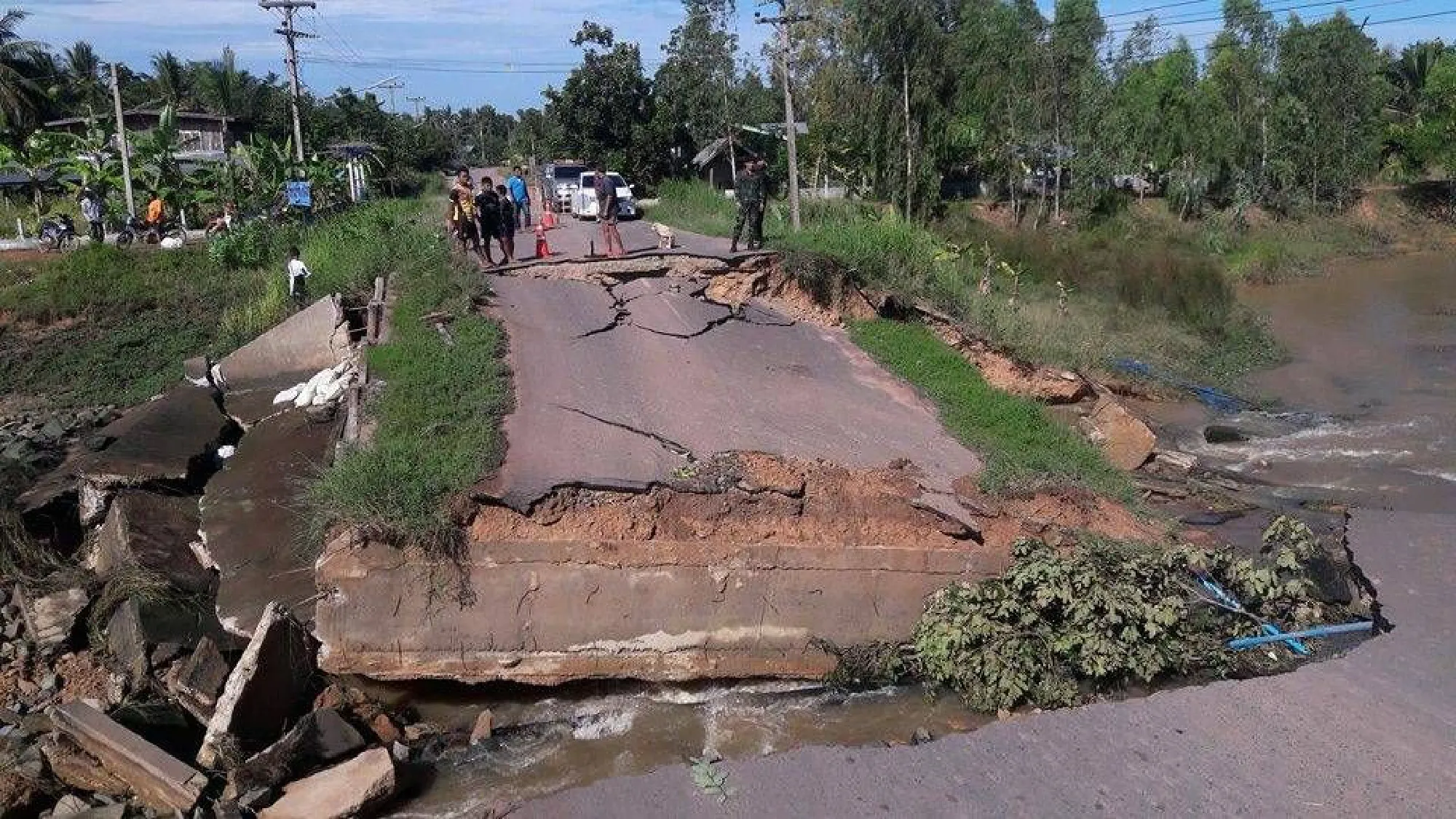 Surin reservoir dyke breached, floods downstream
