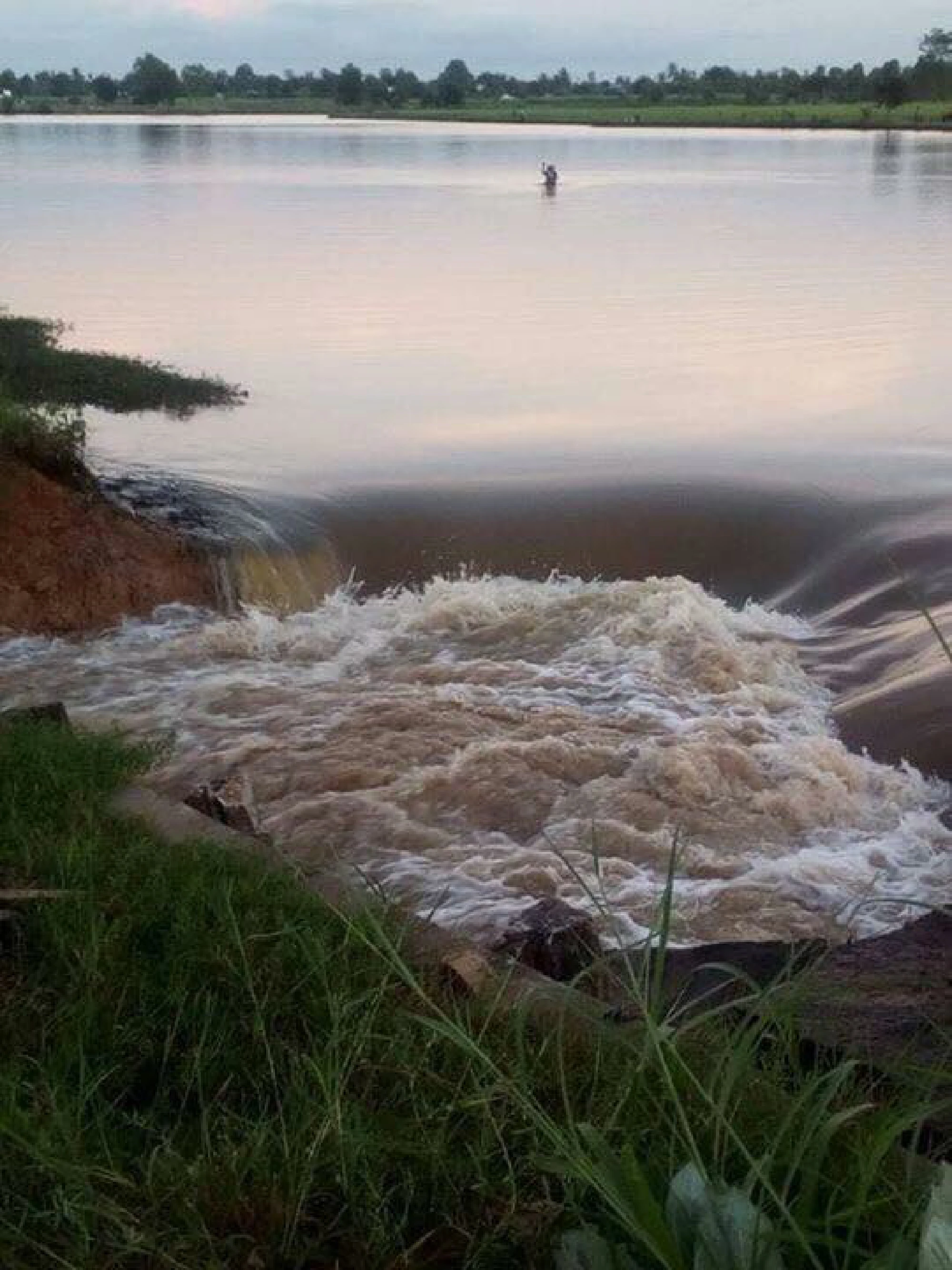 Surin reservoir dyke breached, floods downstream