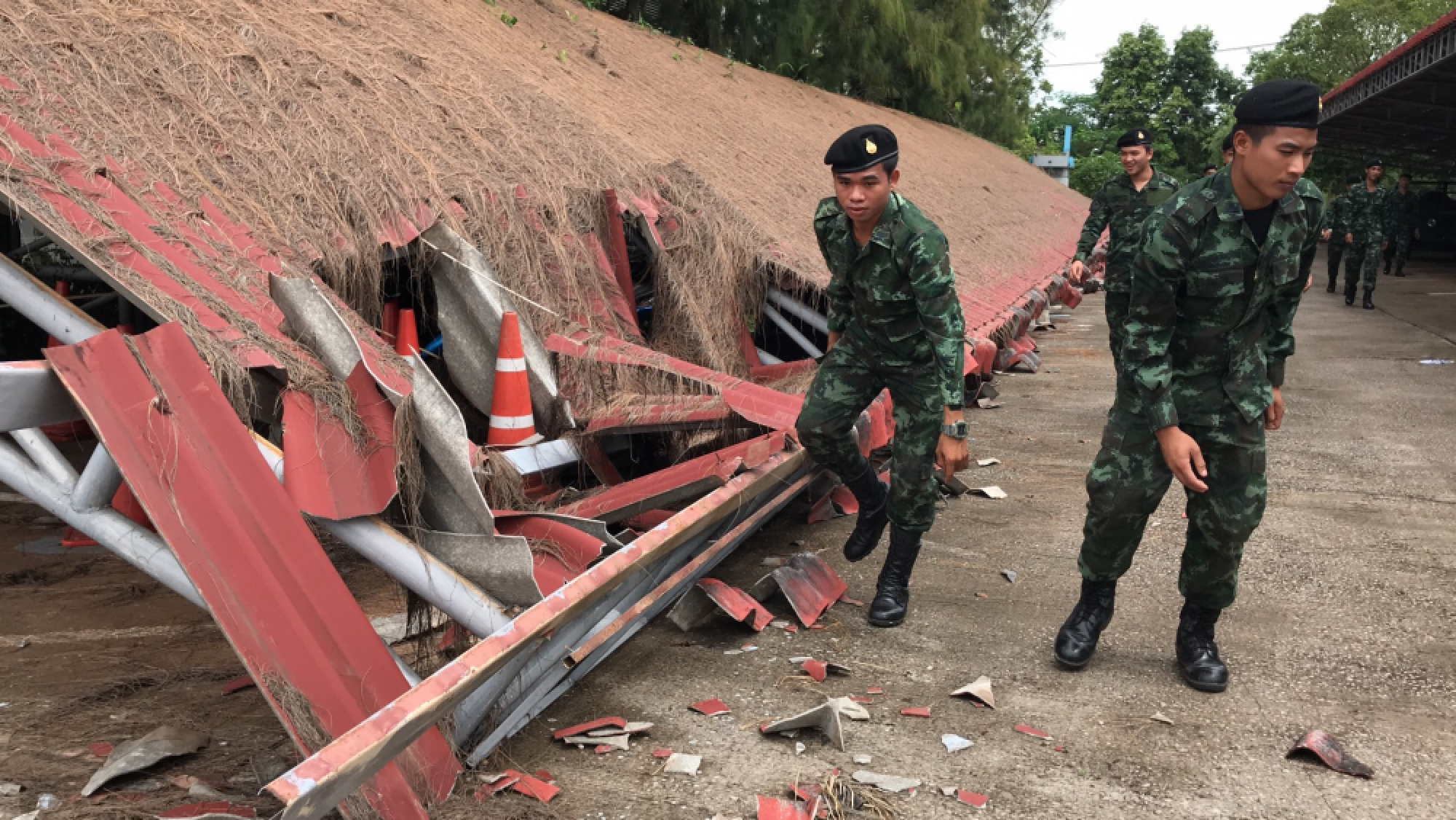 Carpark roof collapses on 16 vehicles in Nong Khai