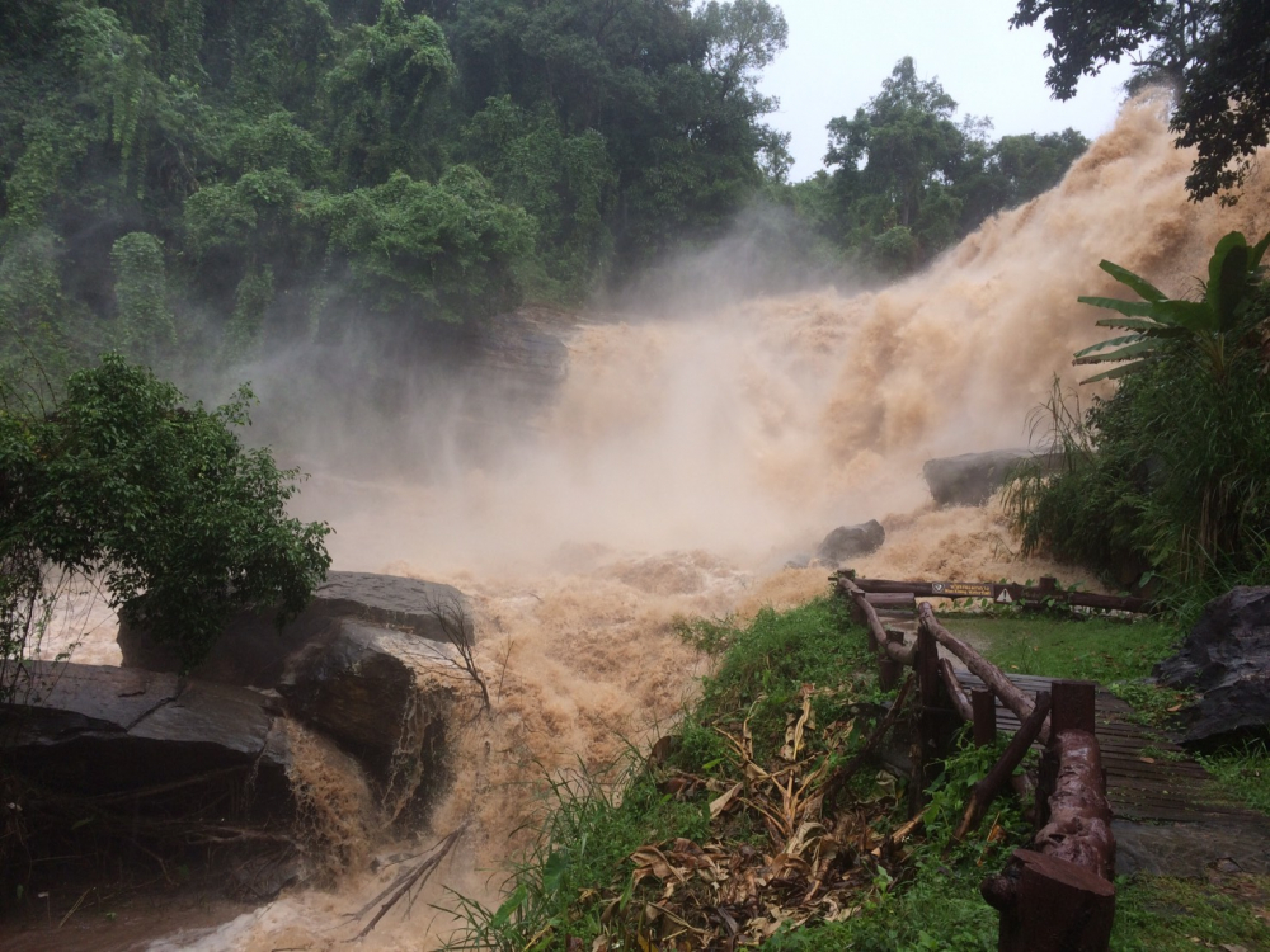 Prayut warns some areas must be sacrificed to floods