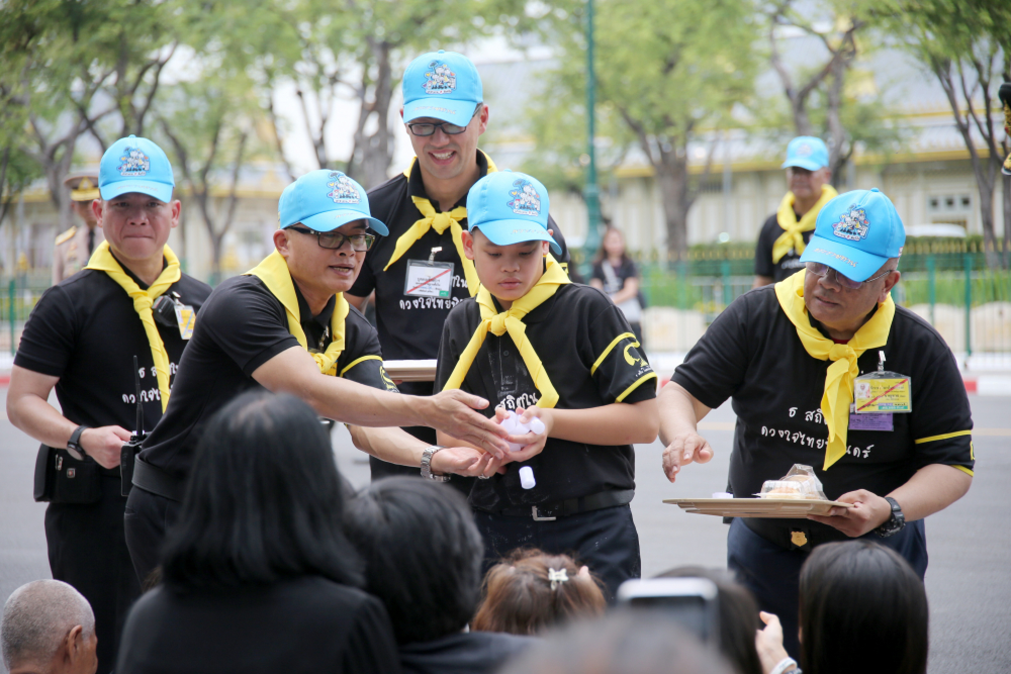 Prince Dipangkorn joins volunteers at royal temple