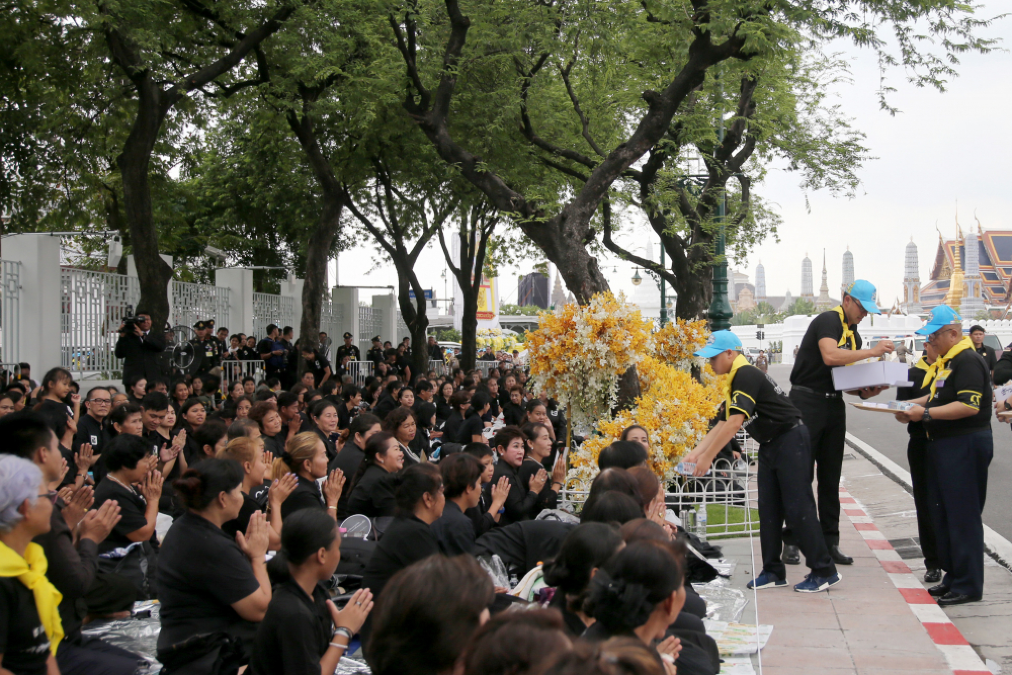Prince Dipangkorn joins volunteers at royal temple