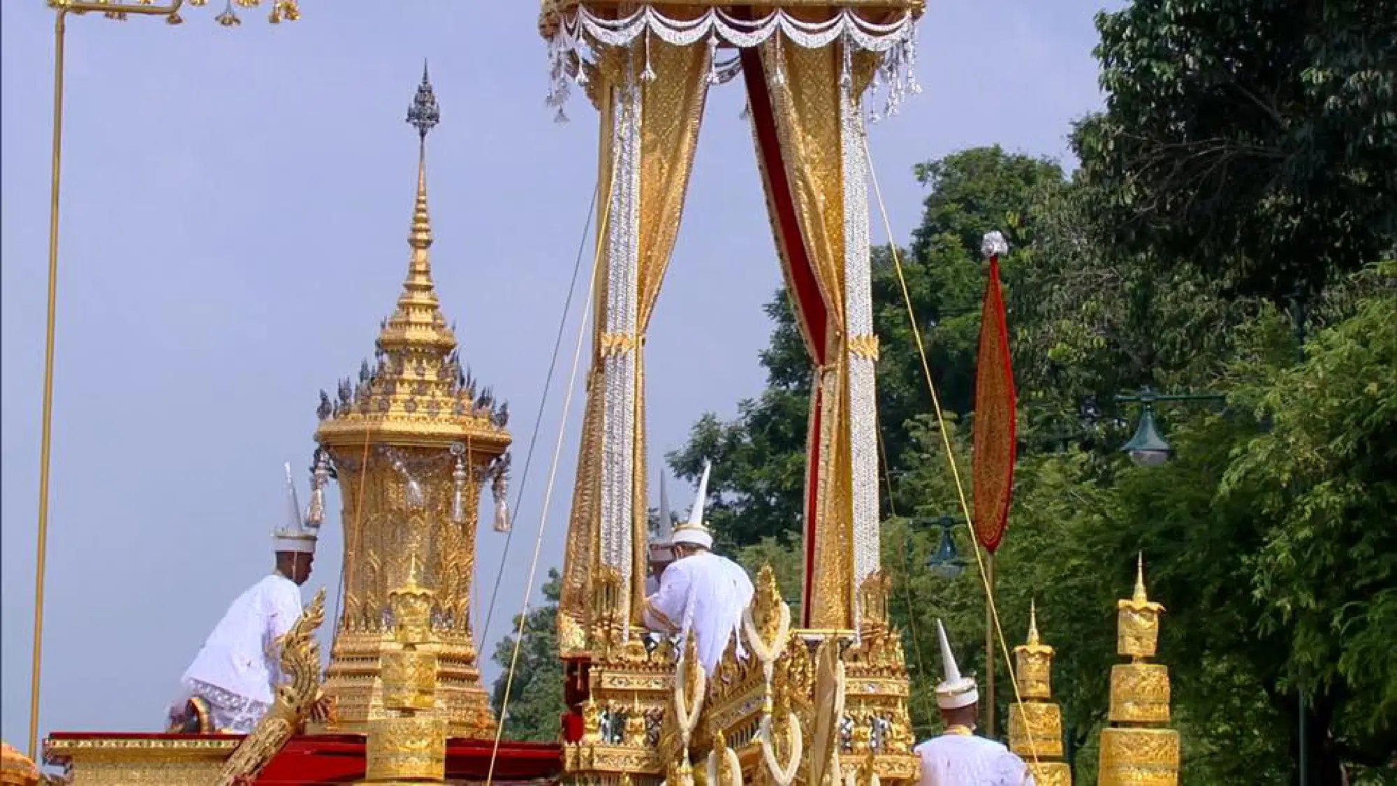 The sixth Royal procession takes the Royal Ashes to Wat Rajabopidh and Wat Bavoranives