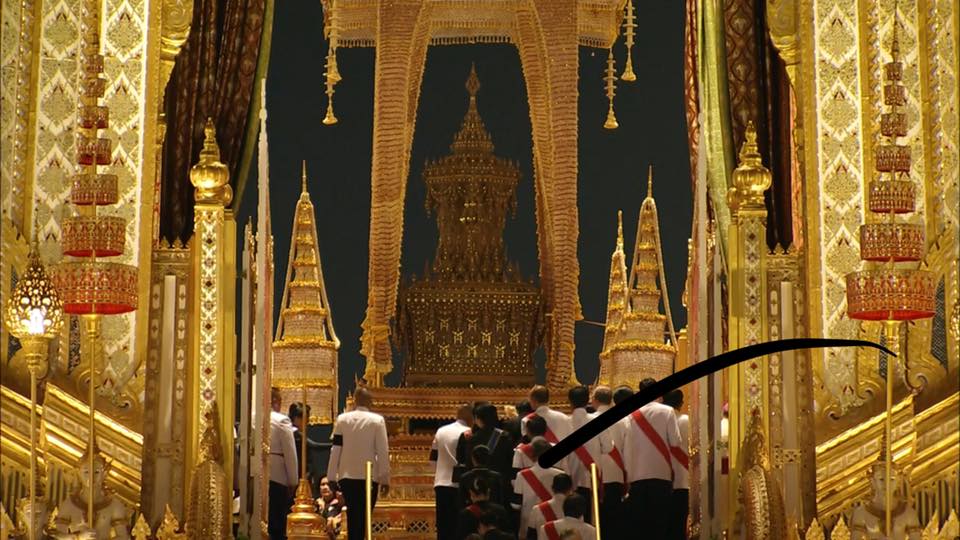 The sixth Royal procession takes the Royal Ashes to Wat Rajabopidh and Wat Bavoranives