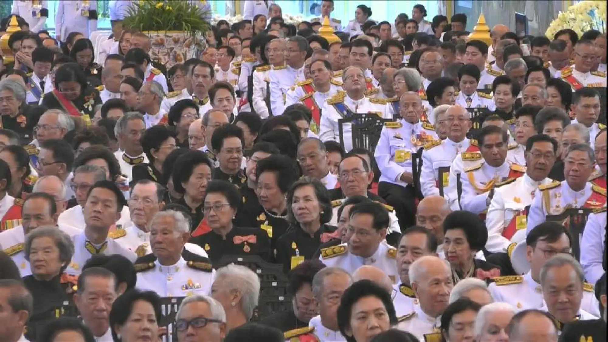 The sixth Royal procession takes the Royal Ashes to Wat Rajabopidh and Wat Bavoranives