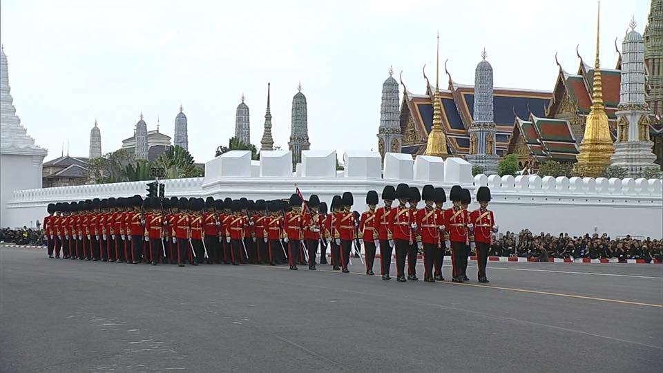 The sixth Royal procession takes the Royal Ashes to Wat Rajabopidh and Wat Bavoranives